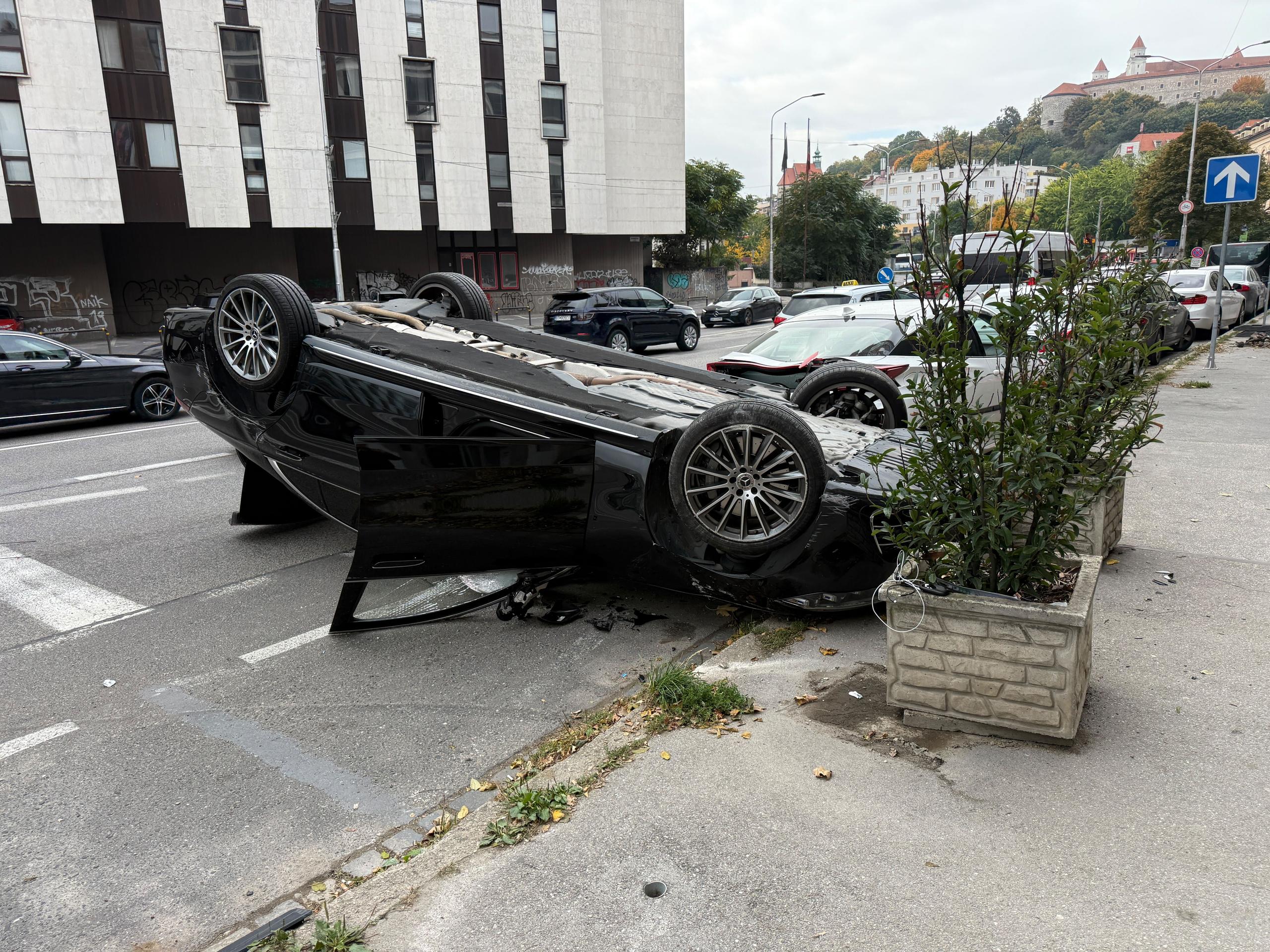 Limuzína diplomatov skončila na streche