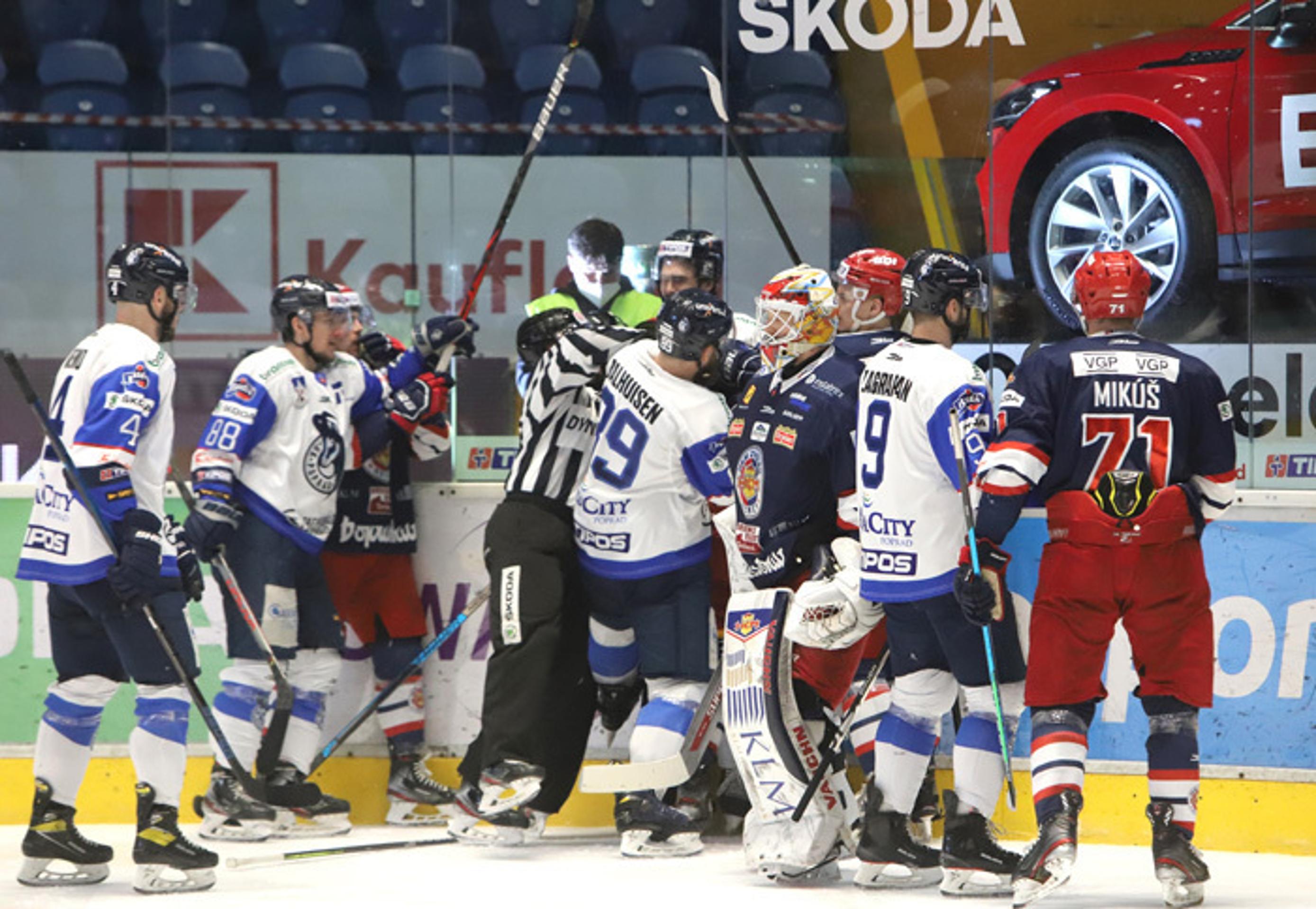 Hromadná bitka v piatom zápase medzi Zvolenom a Popradom.