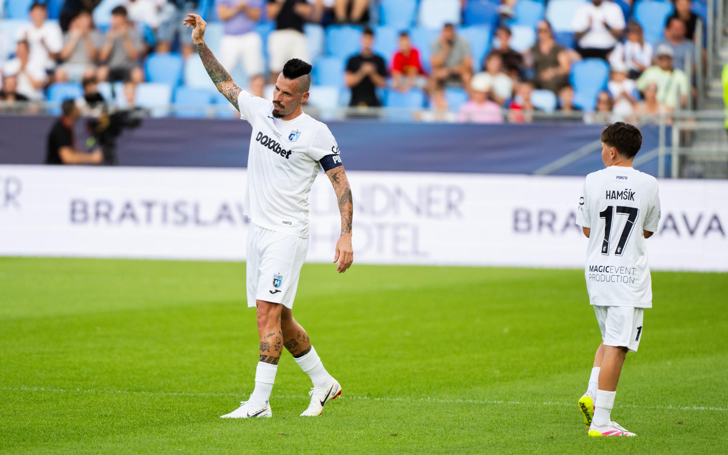 Na snímke Marek Hamšík a jeho syn Lucas počas rozlúčkového zápasu.