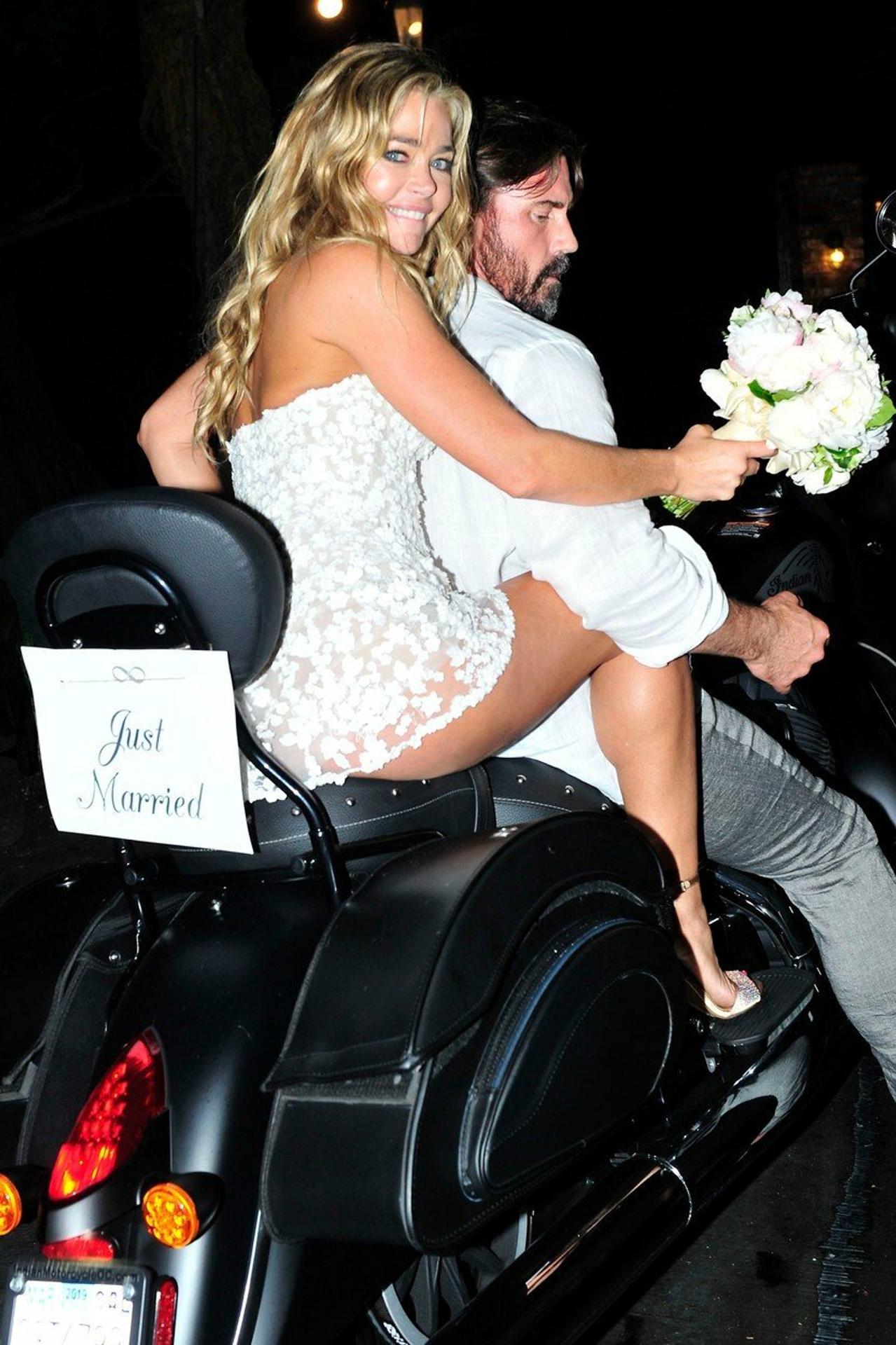 Ženích si nevestu odviezol štýlovo na motorke