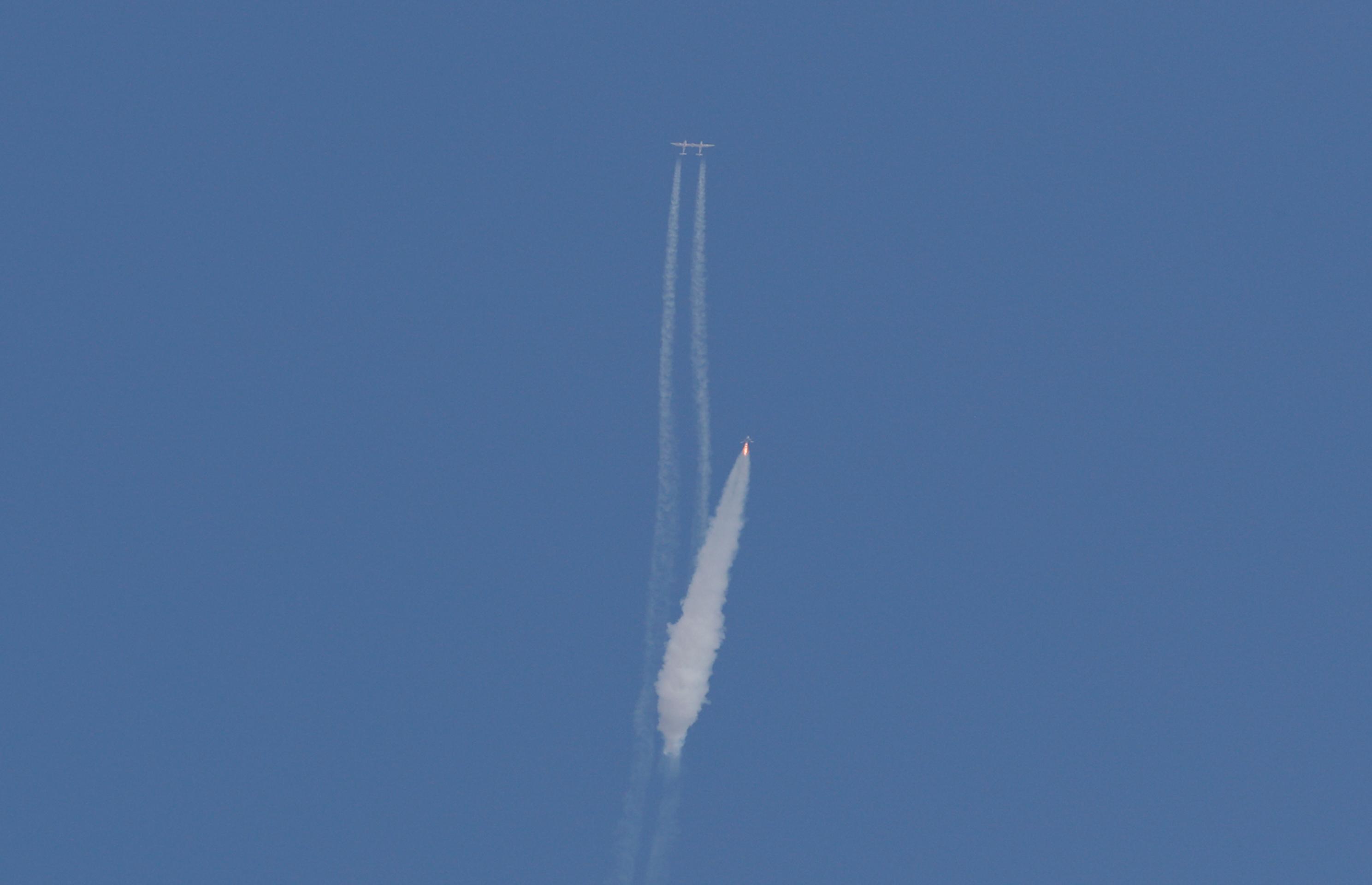 Raketoplán Virgin Galactic s Richardom Bransonom na palube sa odpútal od materskej lode.