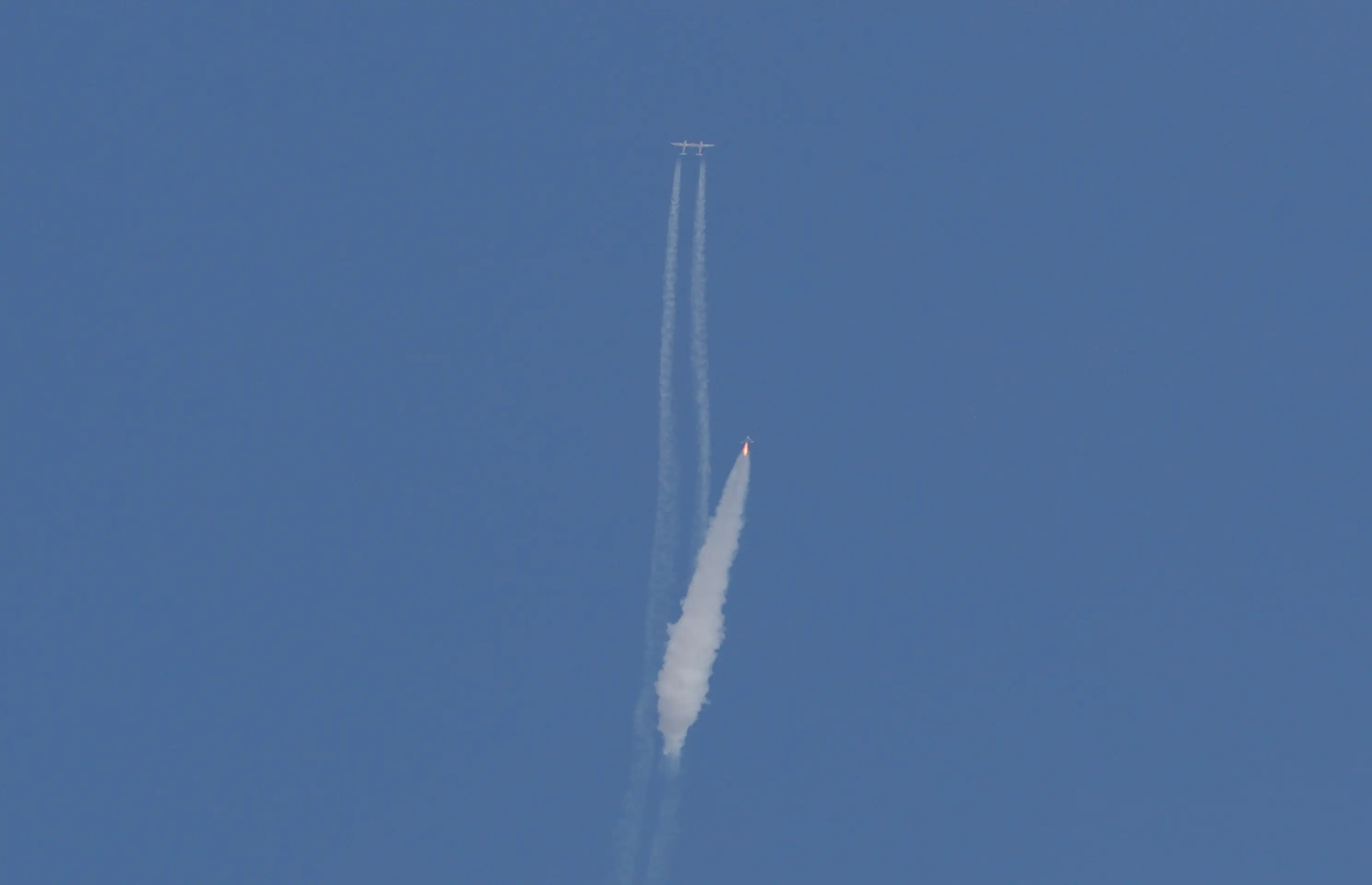 Raketoplán Virgin Galactic s Richardom Bransonom na palube sa odpútal od materskej lode.