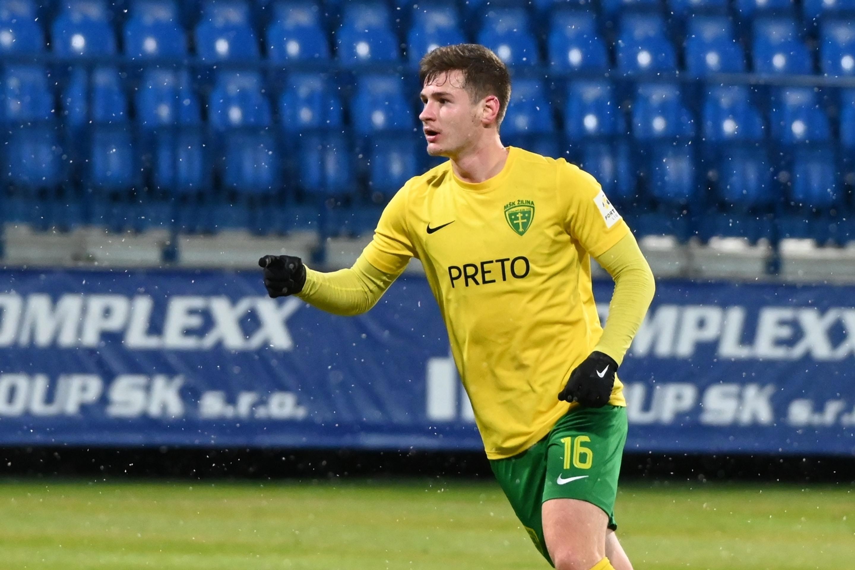 Útočník Žiliny Patrik Iľko oslavuje gól v dohrávke 16. kola Fortuna ligy v Senici.