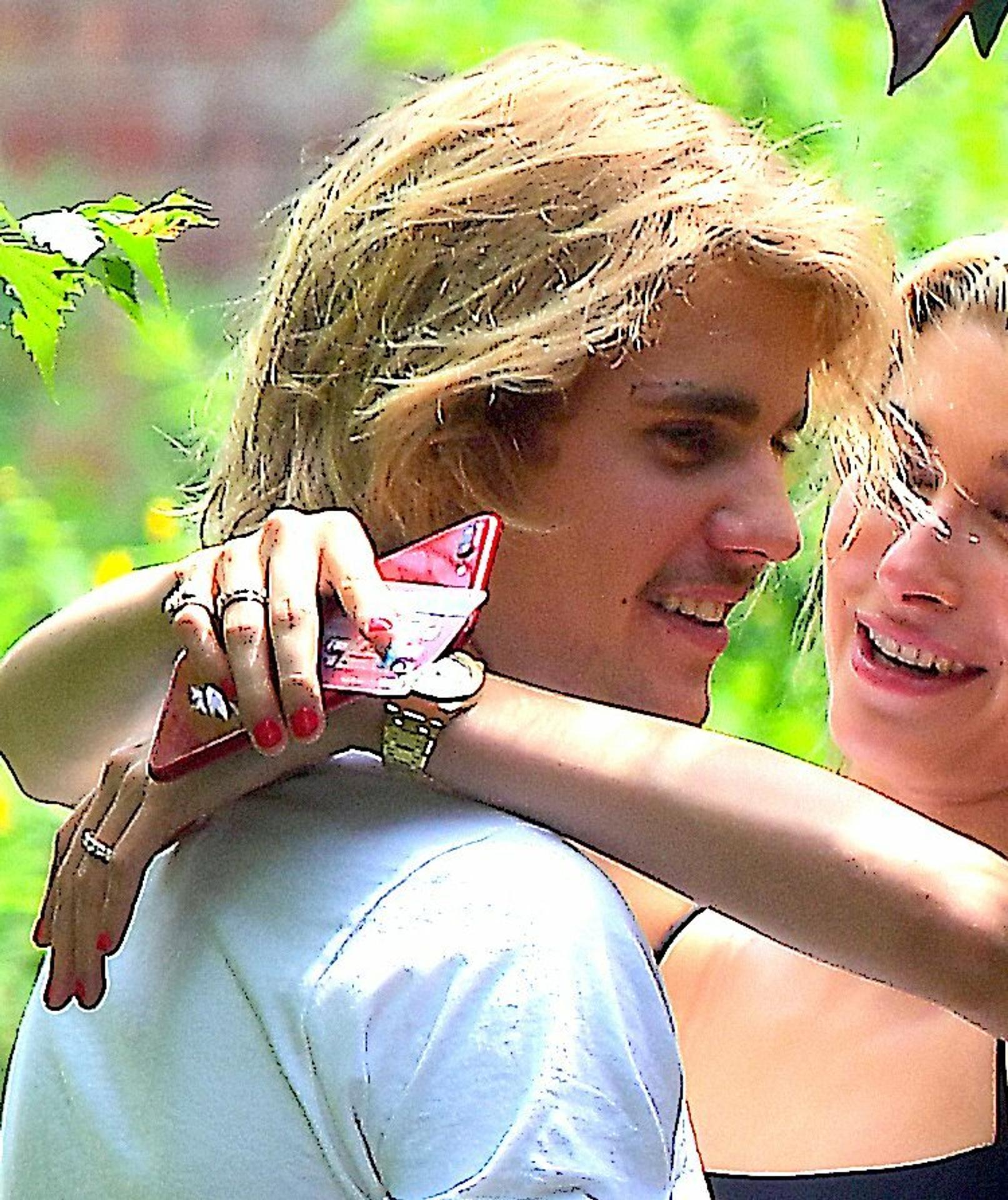 Justin Bieber je po mesiaci randenia zasnúbený. Toto je jeho vyvolená