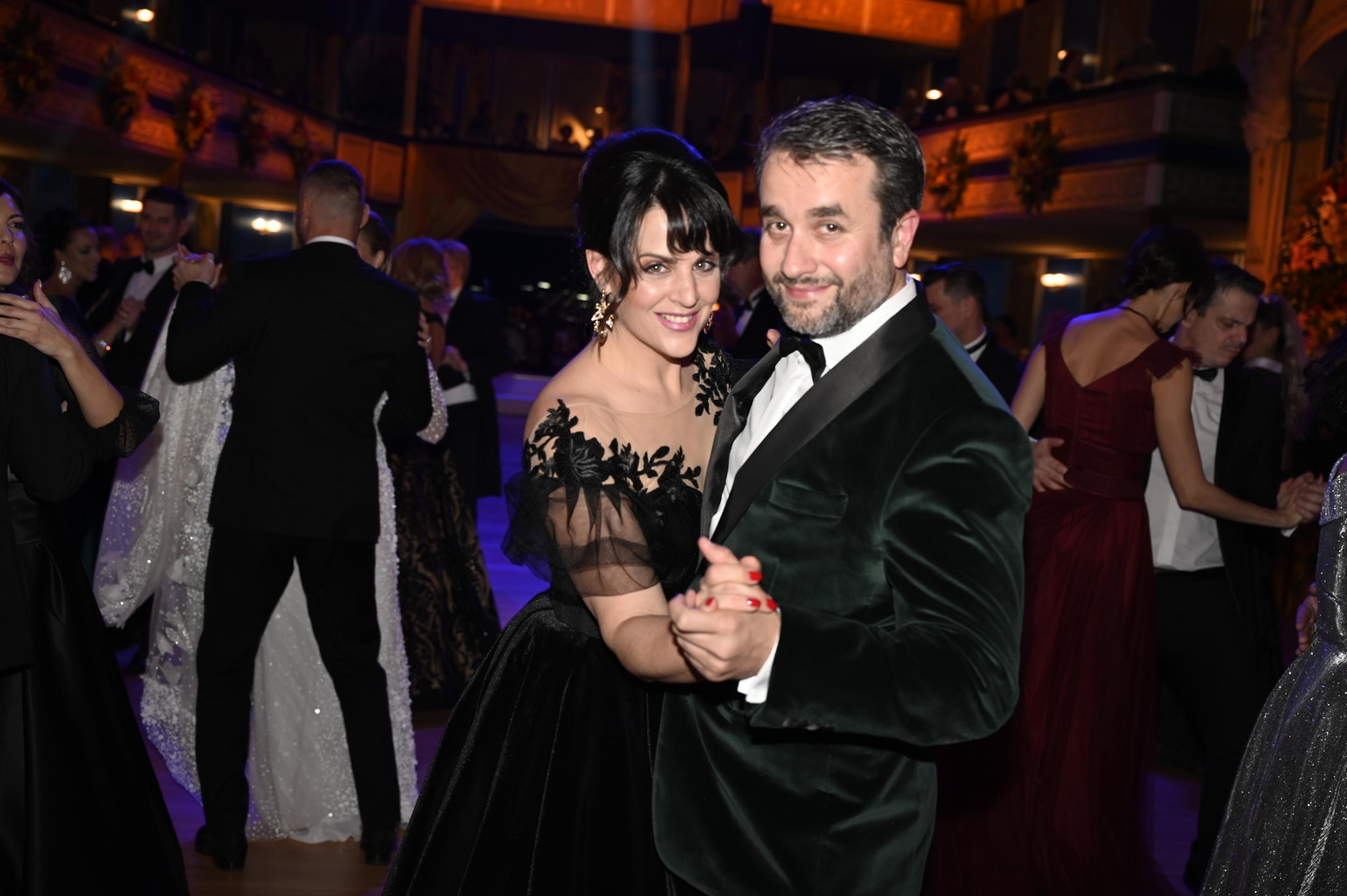 Andrea Cocherová, riaditeľka dobročinného Plesu v opere s manželom Ivanom Golianom.