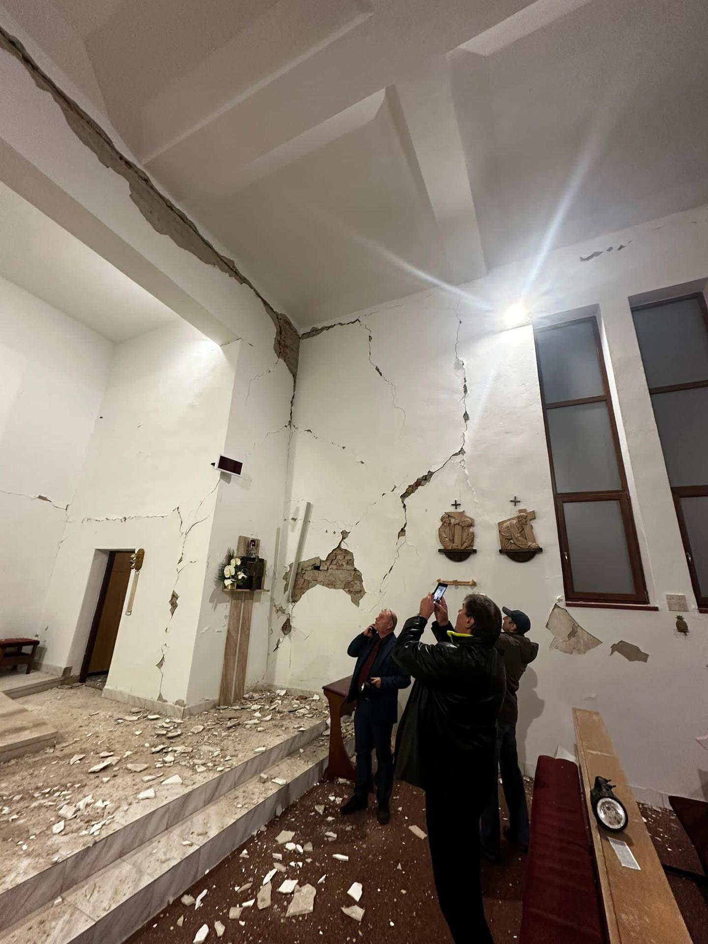 Poškodený kostol v obci Nižná Sitnica