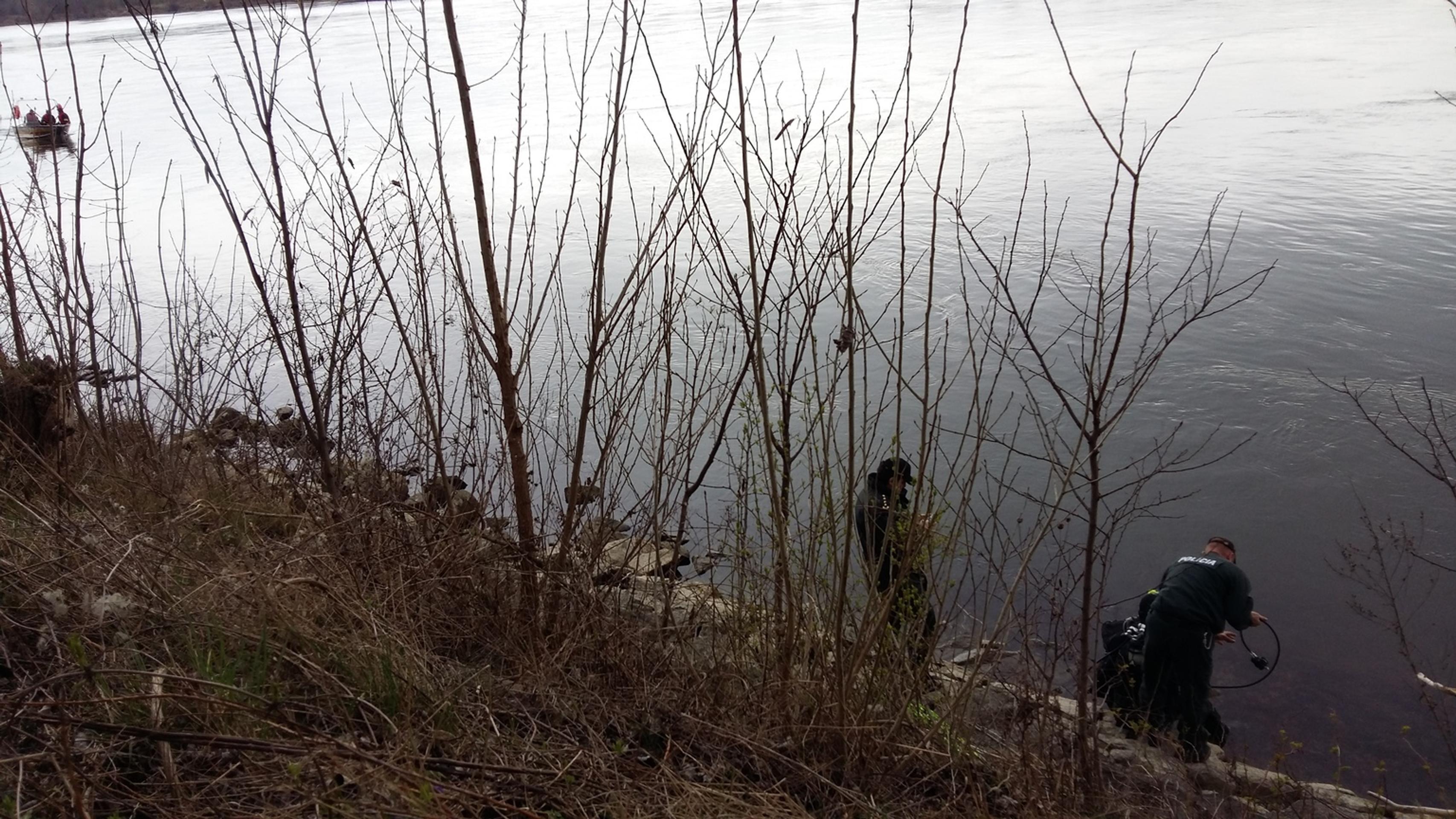 Policajní potápači idú hľadať nezvestného Filka do Dunaja.
