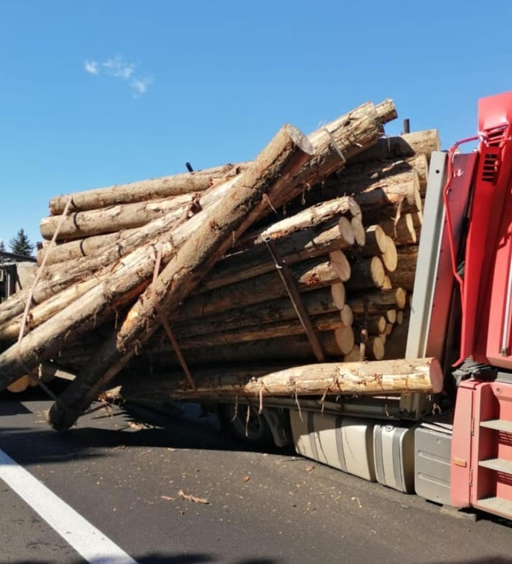 Migrantov spacifikovali policajti.