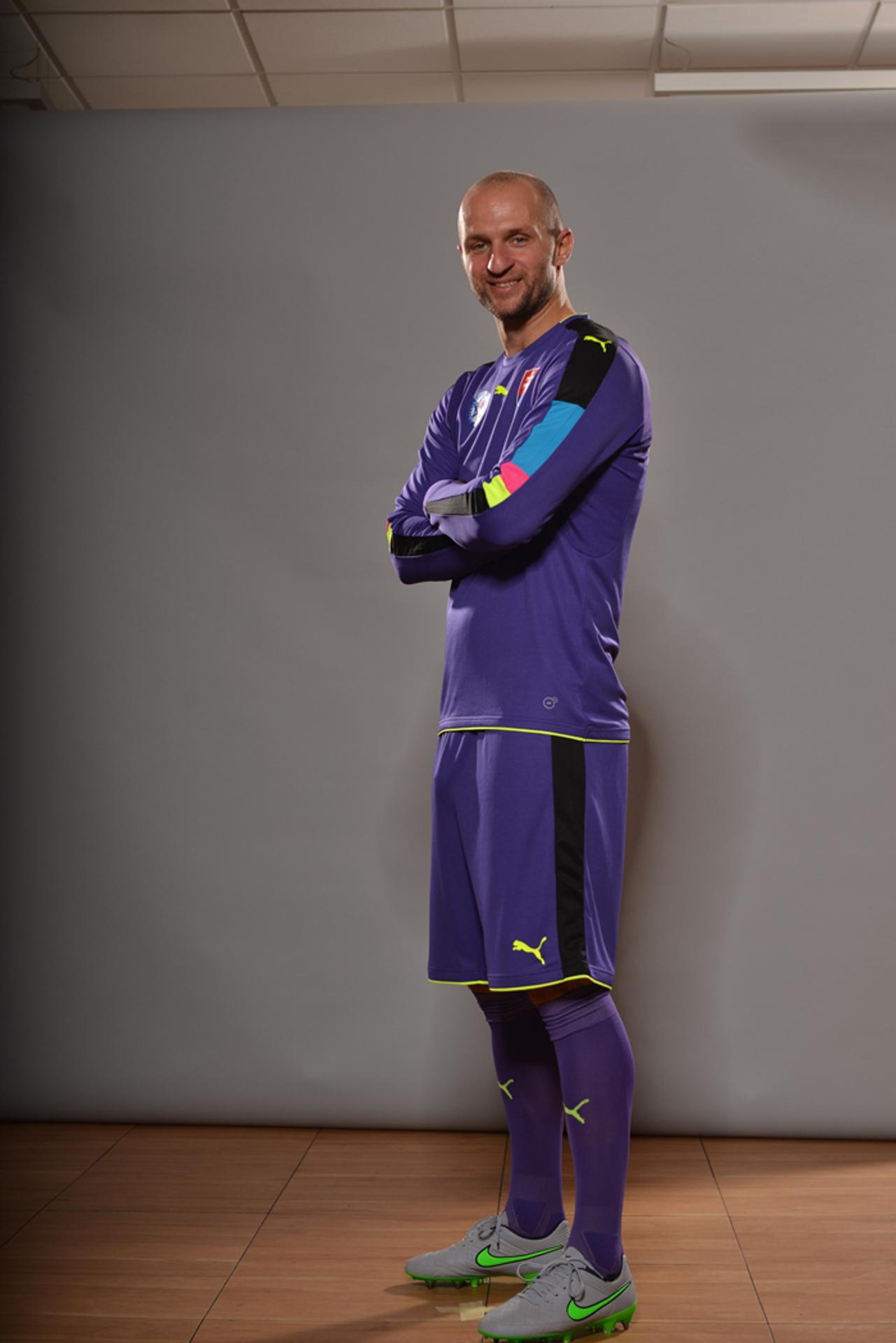 Brankár Ján Mucha v novom reprezentančnom drese pre vonkajšie zápasy.