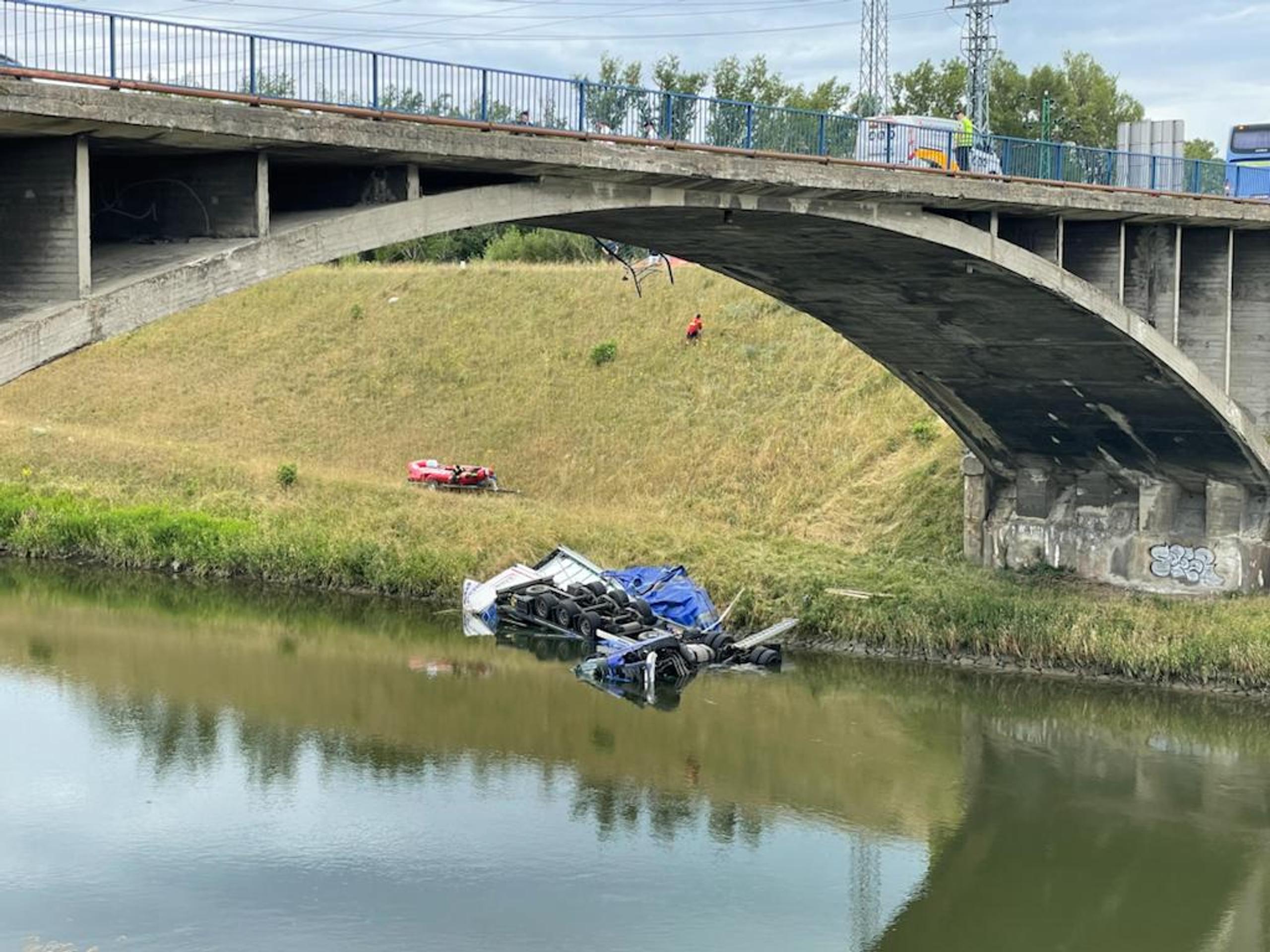 Kamión sa zrútil z mosta.