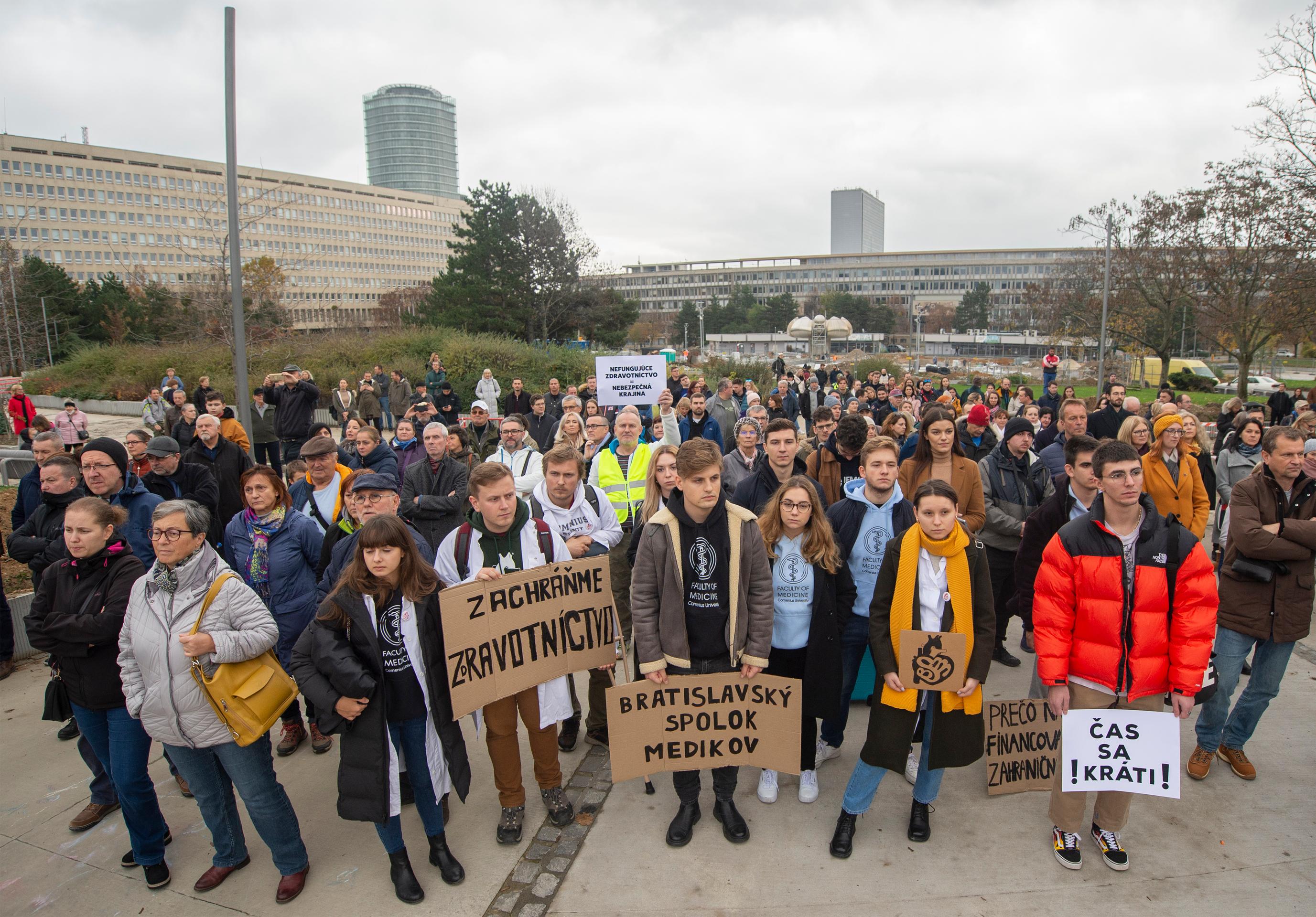 Protest Lekárskeho odborového združenia - Zachráňme zdravotníctvo