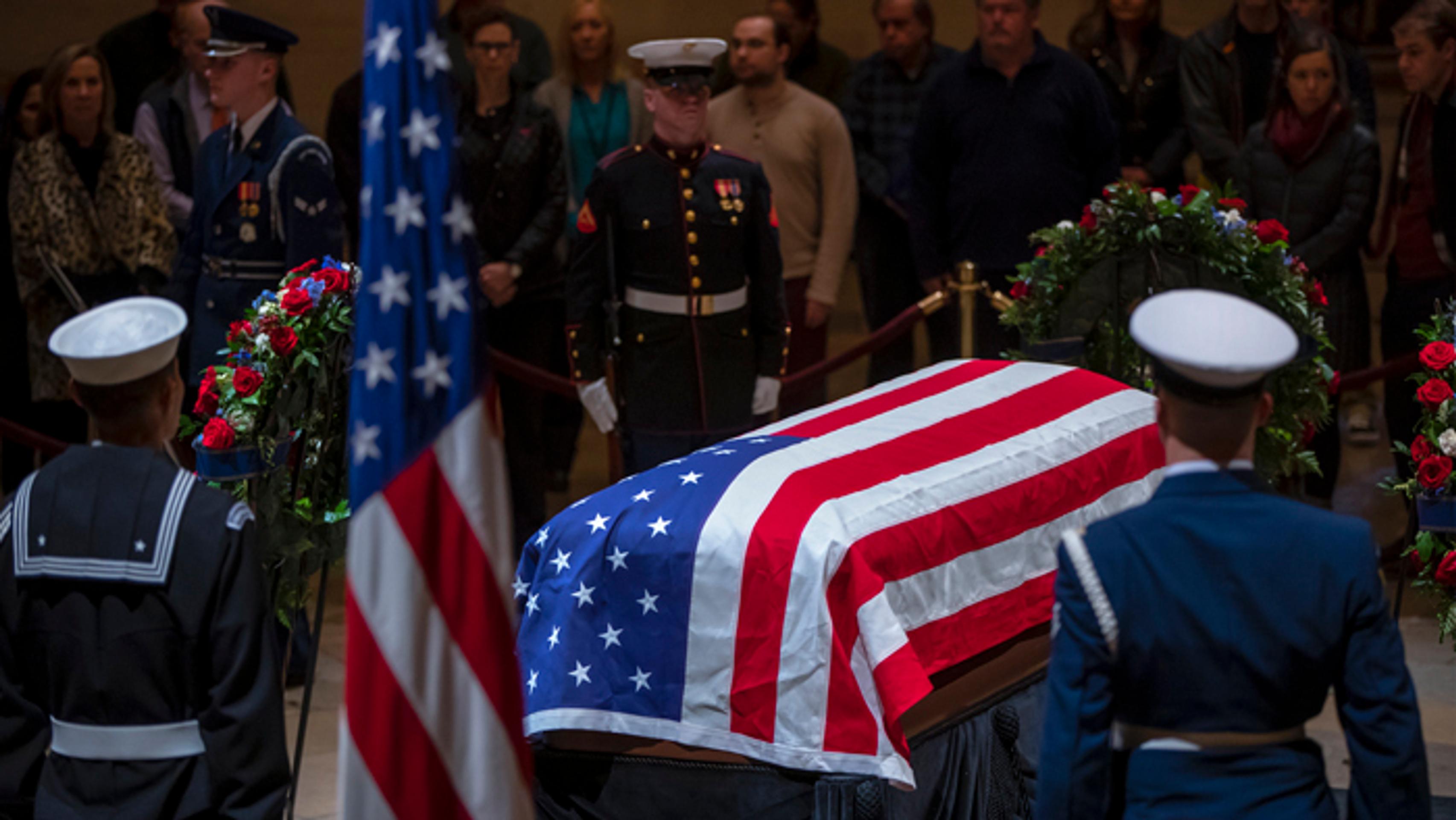 Rakva s ostatkami zosnulého prezidenta Georgea H. W. Busha. 