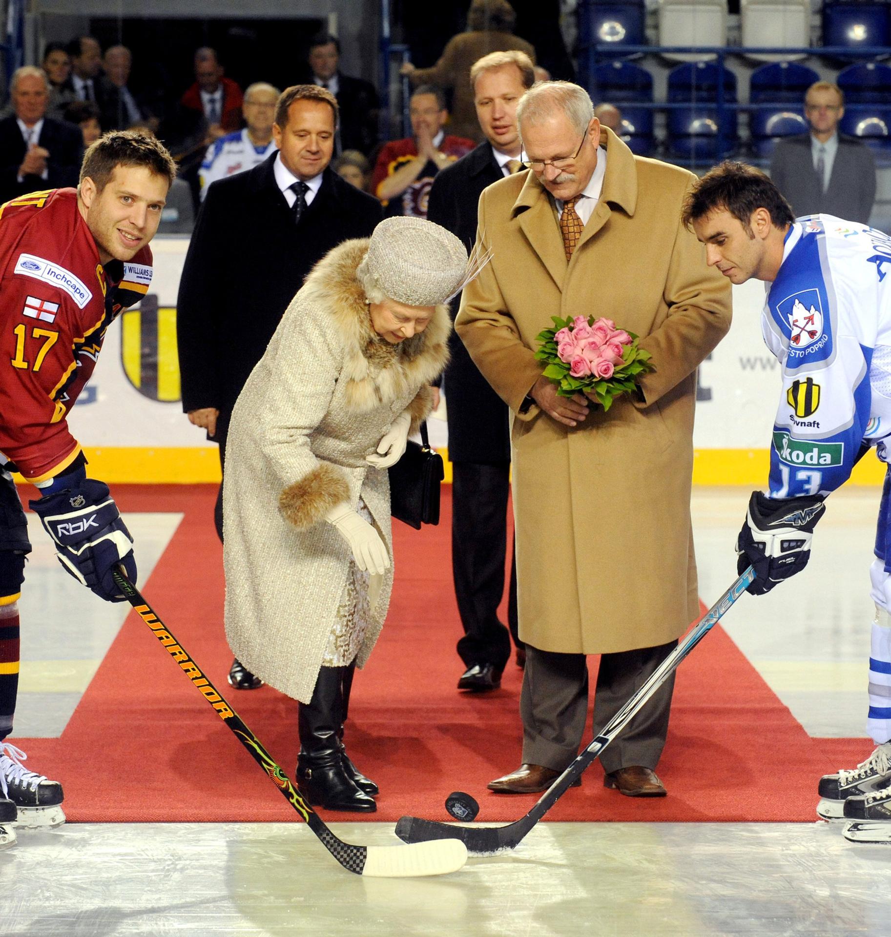 Na záver dvojdňového pobytu na Slovensku 24. októbra 2008 vhodila britská panovníčka na popradskom zimnom štadióne úvodné buly m