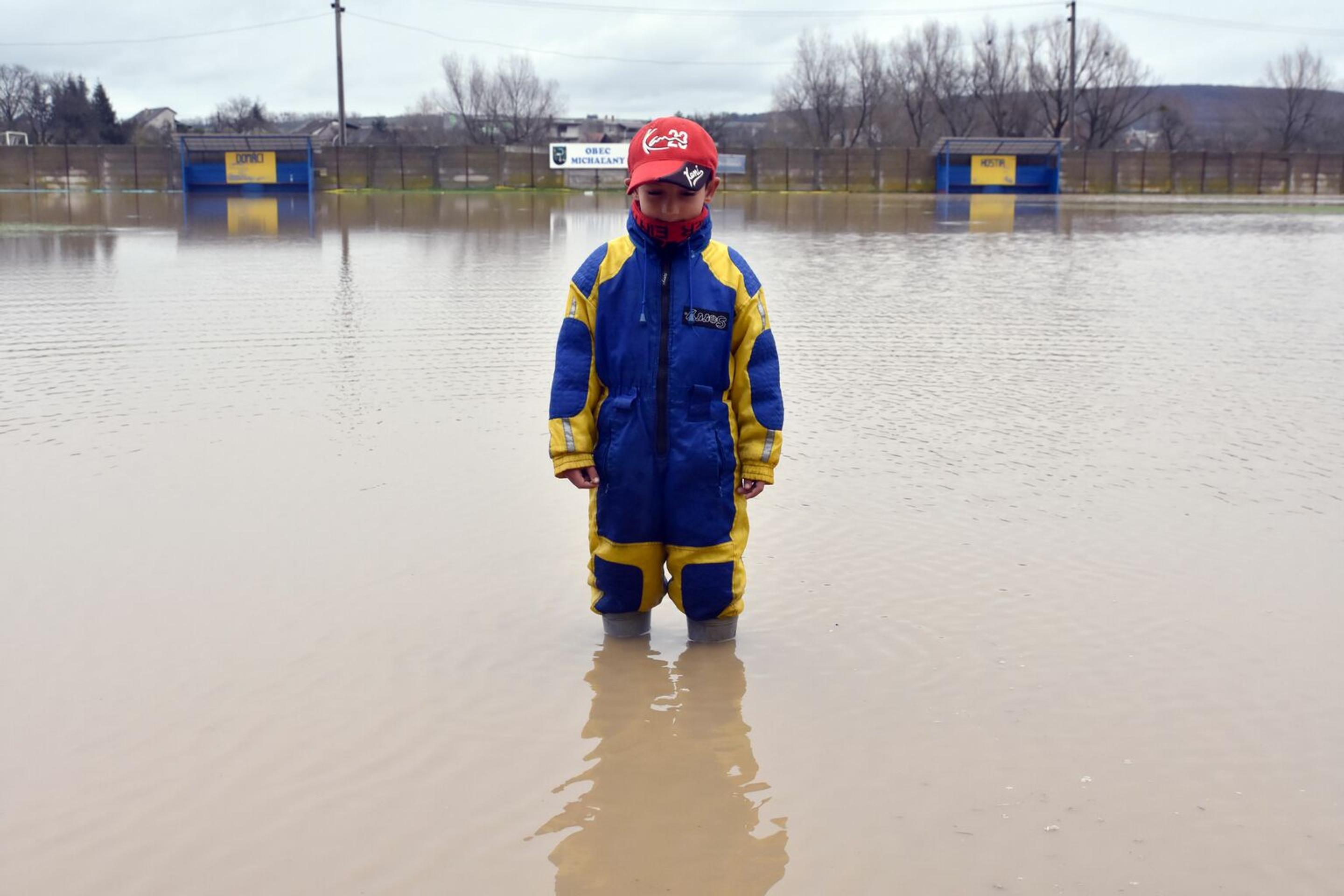 Na snímke zatopené futbalové ihrisko FK TJ Lokomotíva ŠM Michaľany riekou Roňava