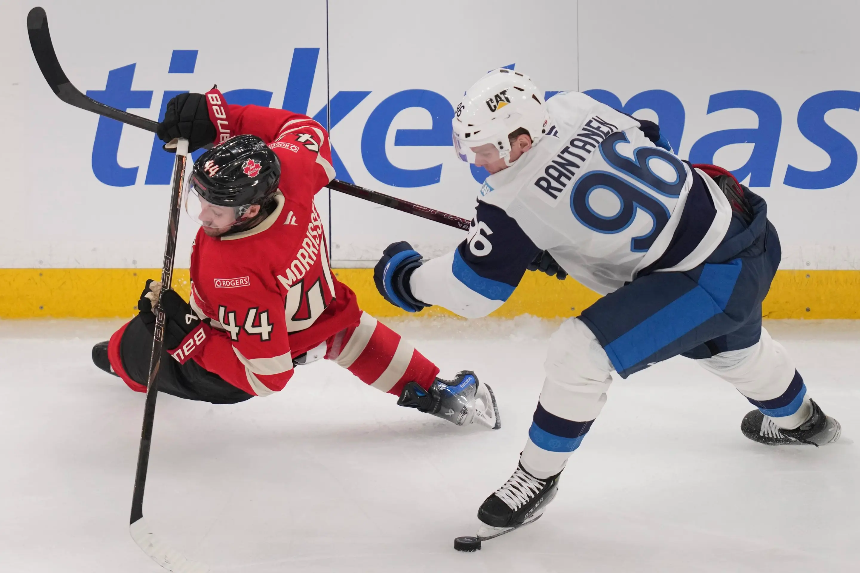 Mikko Rantanen a Josh Morrissey v súboji.
