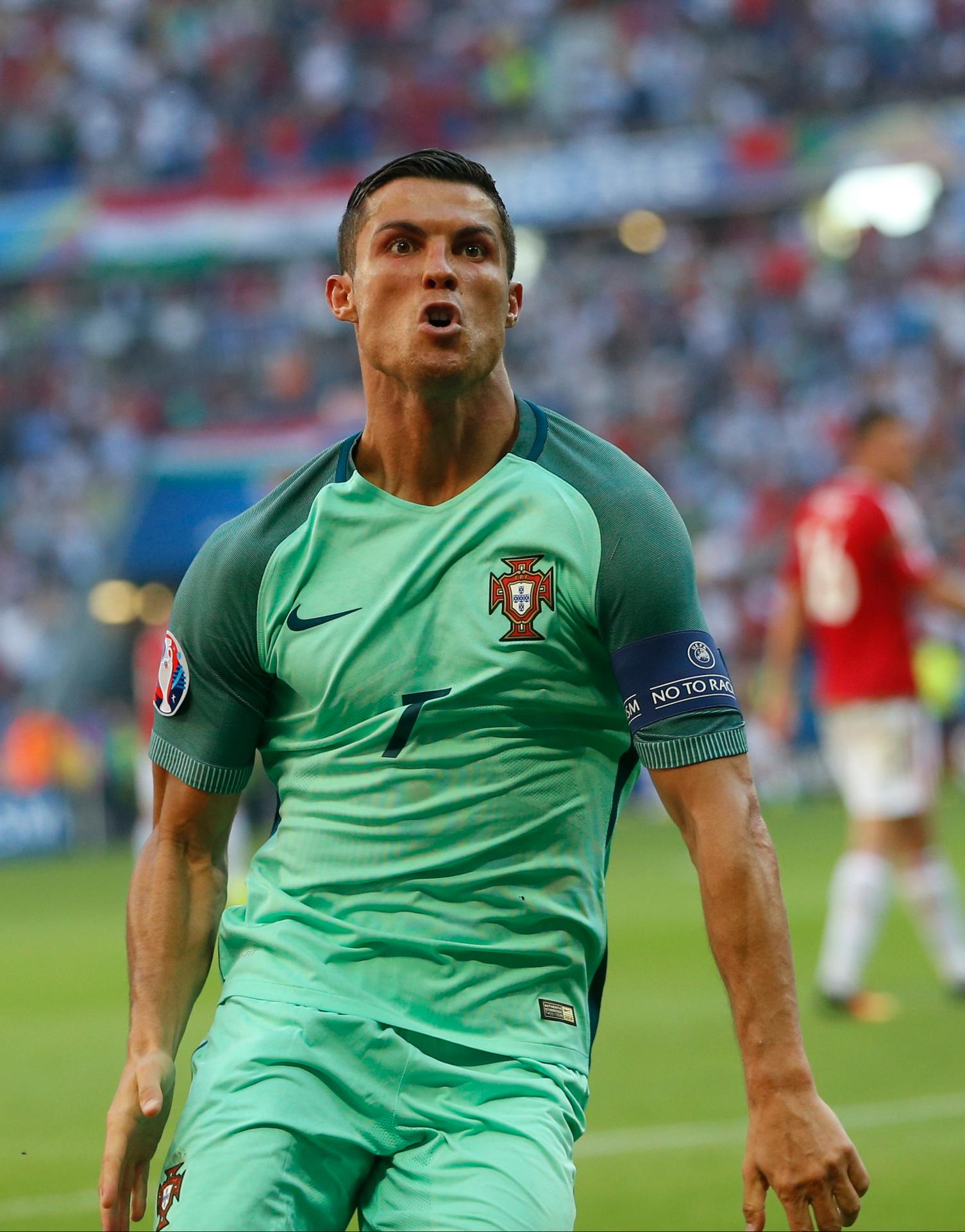 Na snímke portugalský útočník Cristiano Ronaldo oslavuje svoj gól do siete Maďarov na ME.