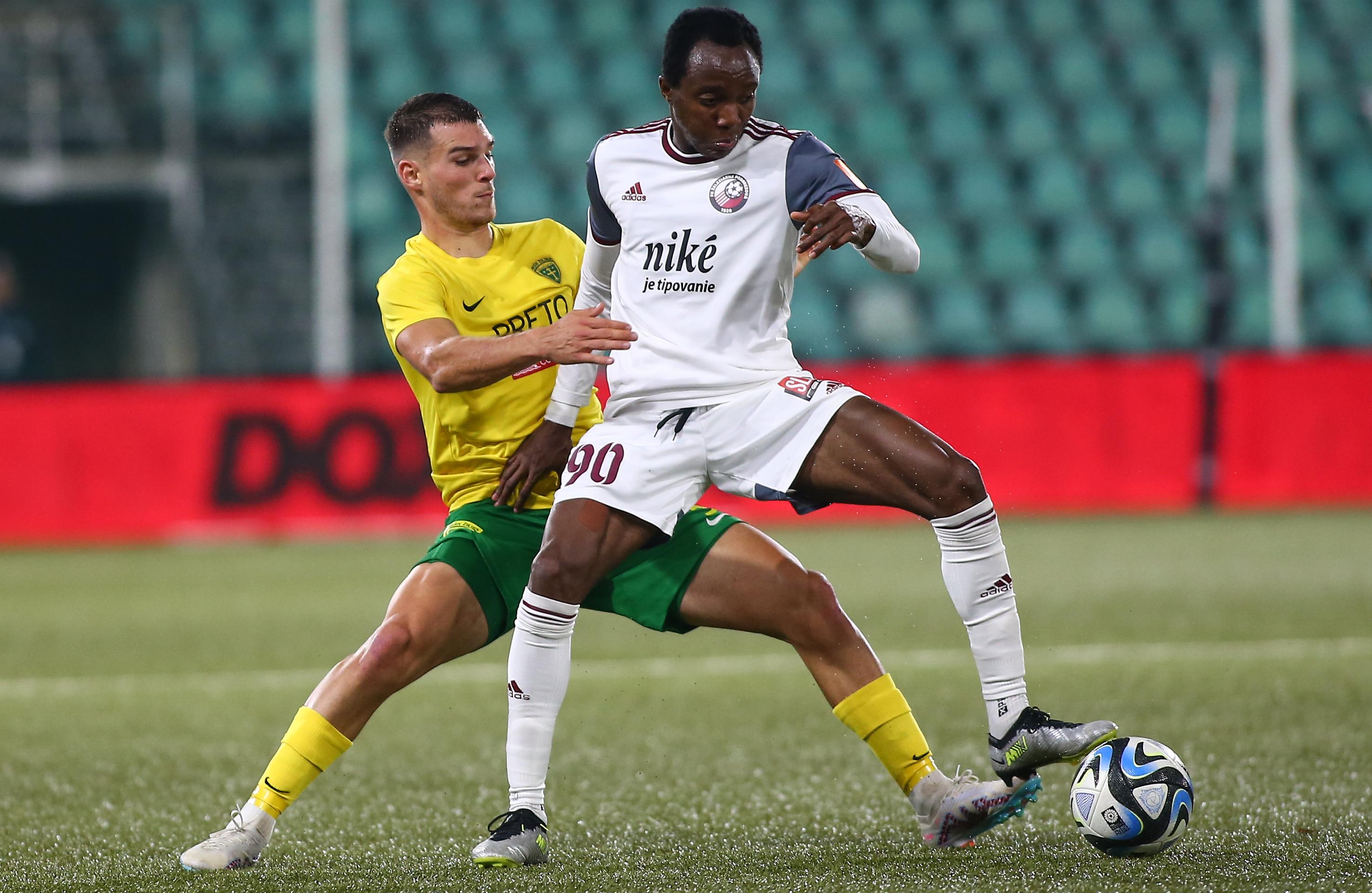 Na snímke zľava v súboji o loptu Patrik Leitner (Žilina) a Mark Assinor Osei (Podbrezová).