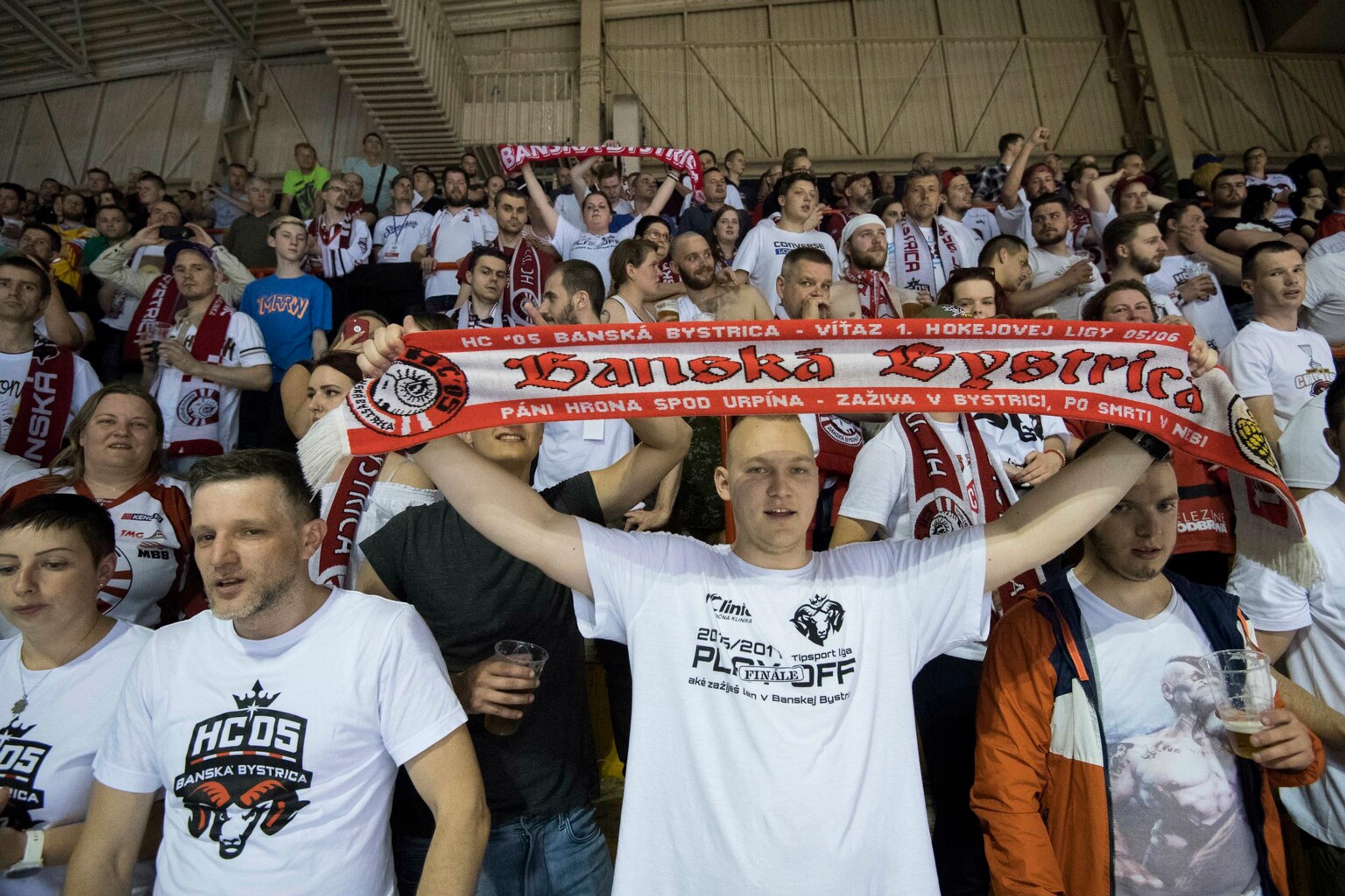 Na snímke fanúšikovia Banskej Bystrice počas finále proti Trenčínu.