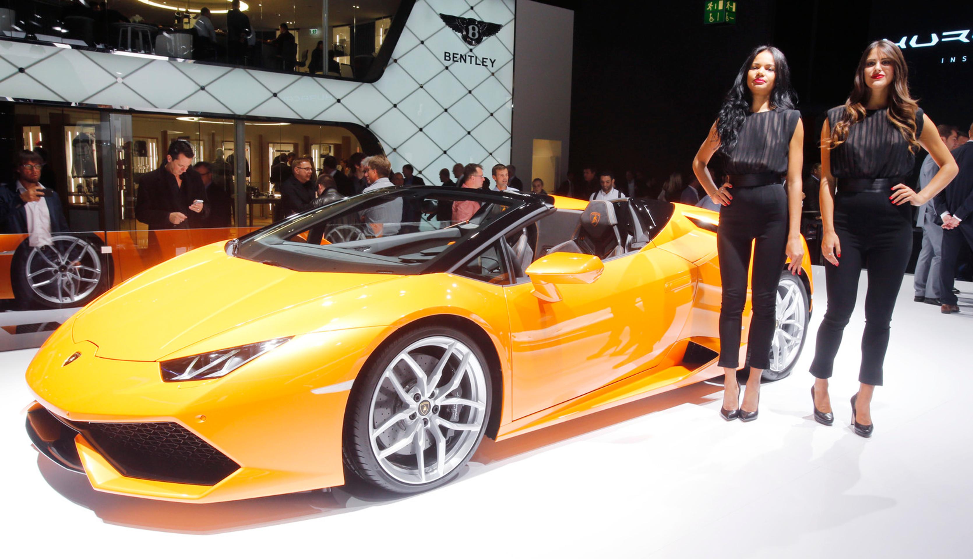 Na snímke nový športový model Bugatti Huracan