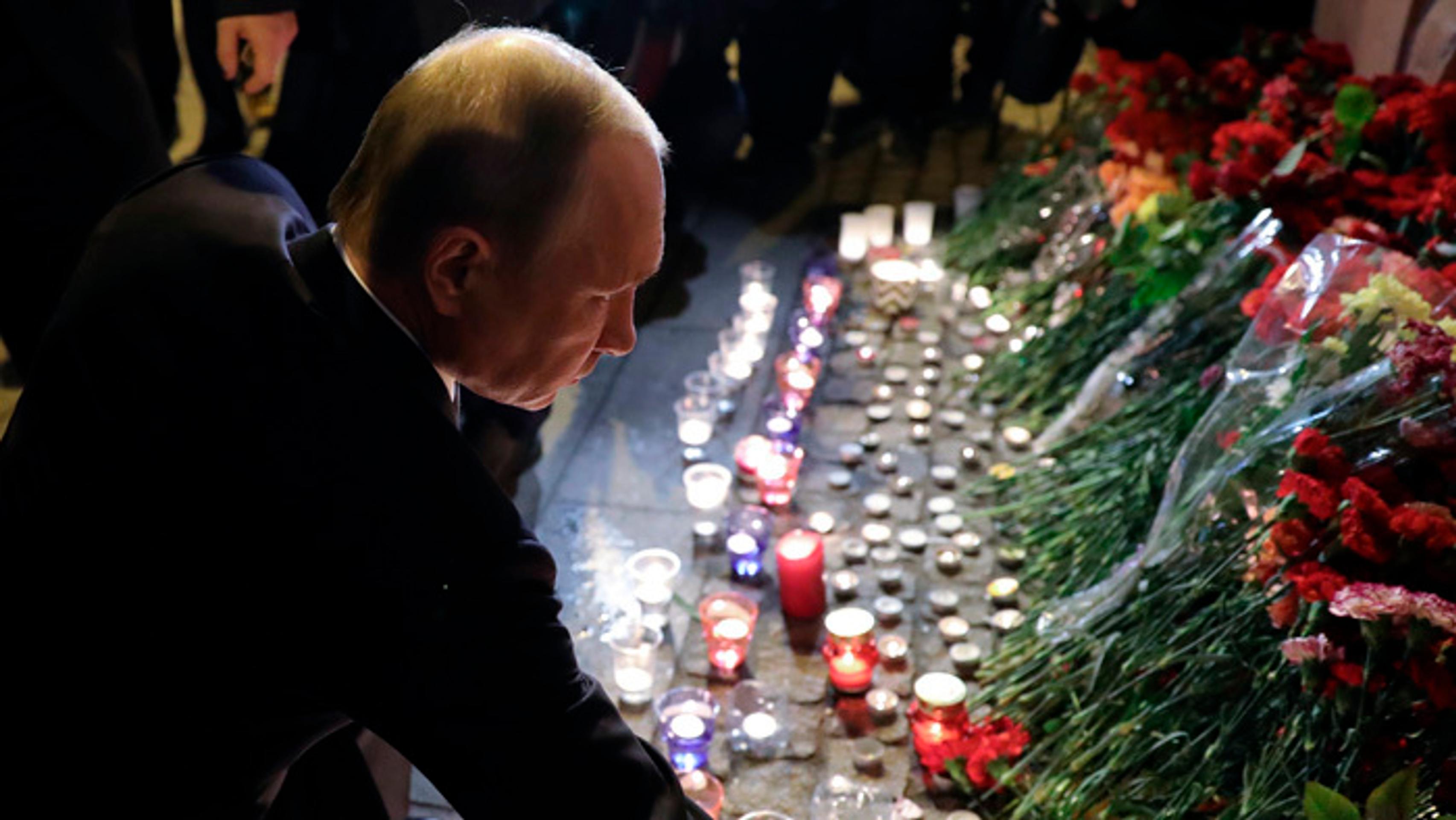 Putin položil kvety k stanici metra v Petrohrade.