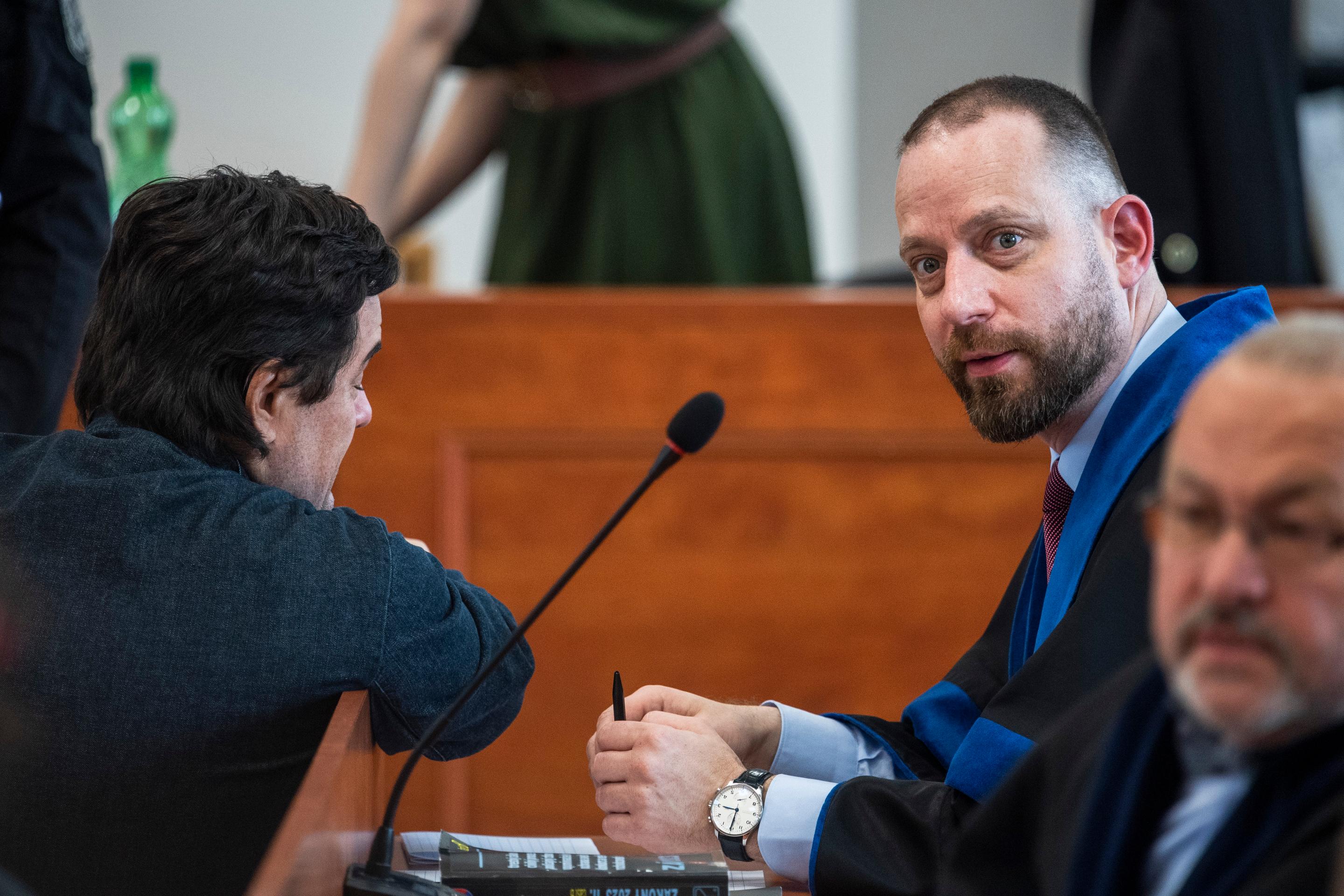 Obžalovaný Marian K. a jeho obhajca Marek Para počas rozsudku v kauze Kuciak.