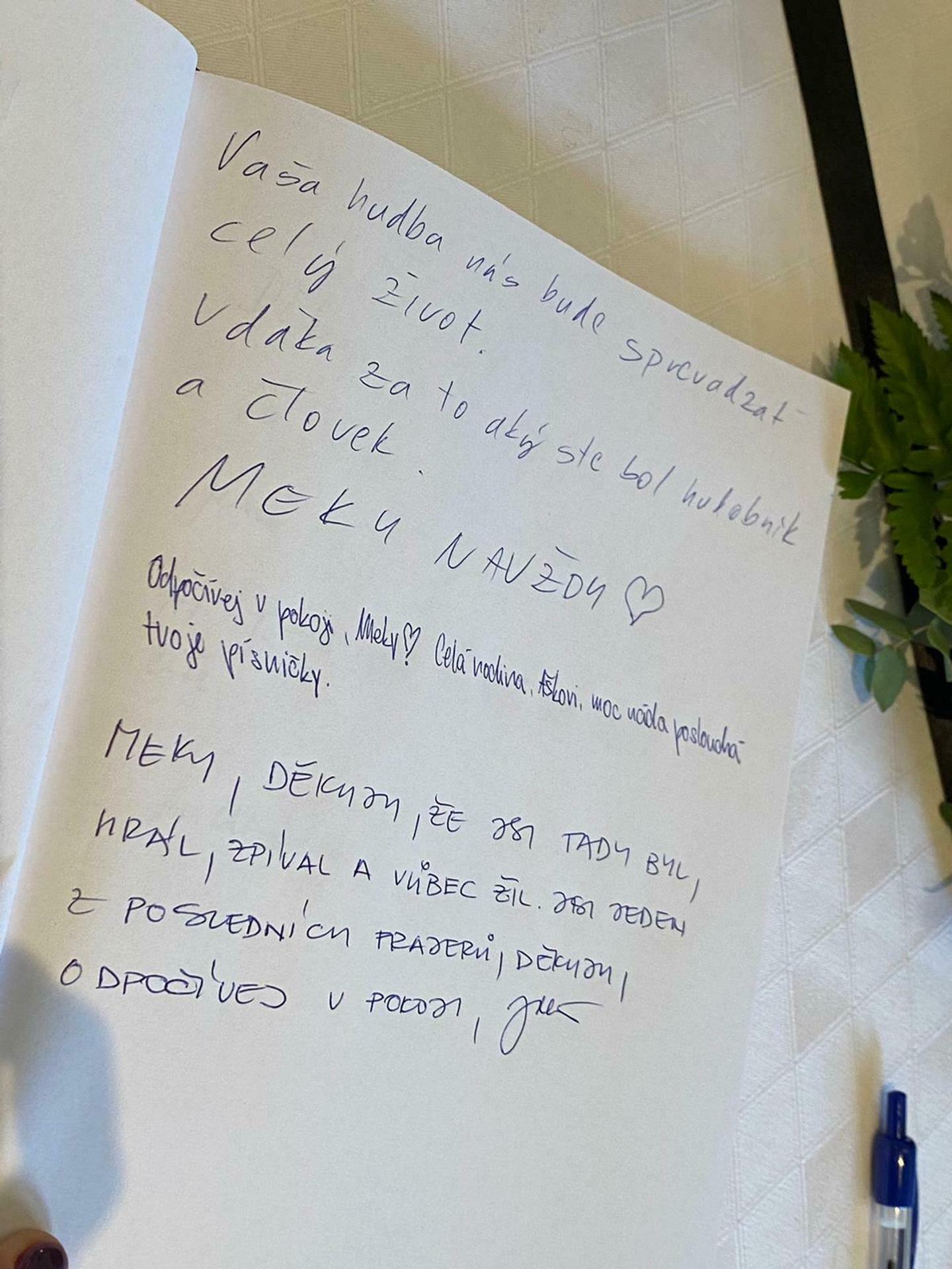 Kondolenčná kniha na slovenskom veľvyslanectve v Prahe.