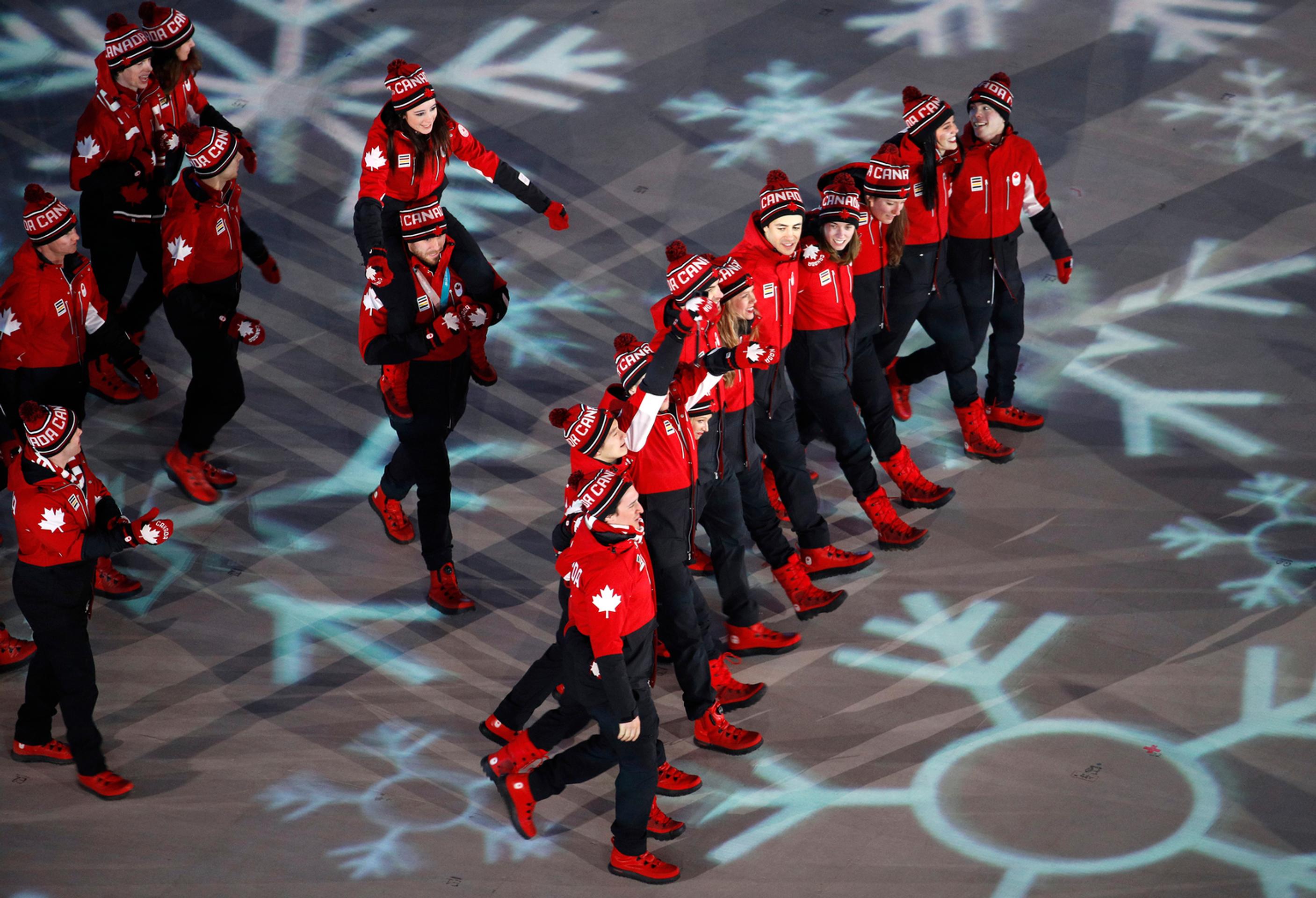 Členovia kanadskej olympijskej výpravy počas záverečného ceremoniálu. 