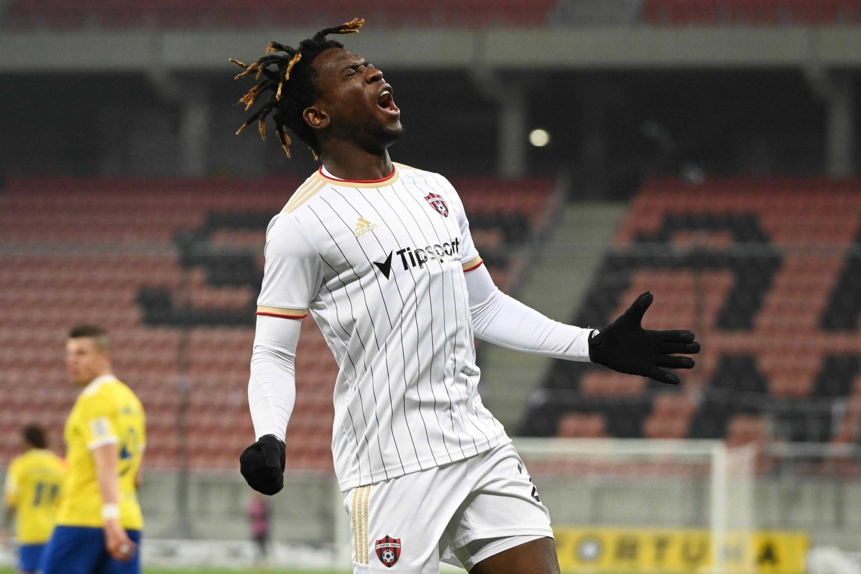 Bamidele Yusuf z Trnavy oslavuje gól proti Michalovciam.