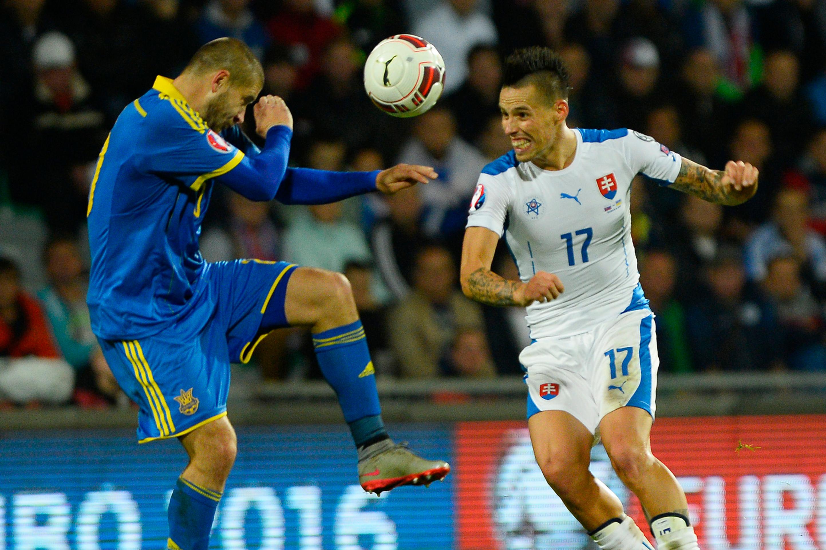 Marek Hamšík (Slovensko) a Jaroslav Rakickij (Ukrajina) v kvalifikačnom zápase.