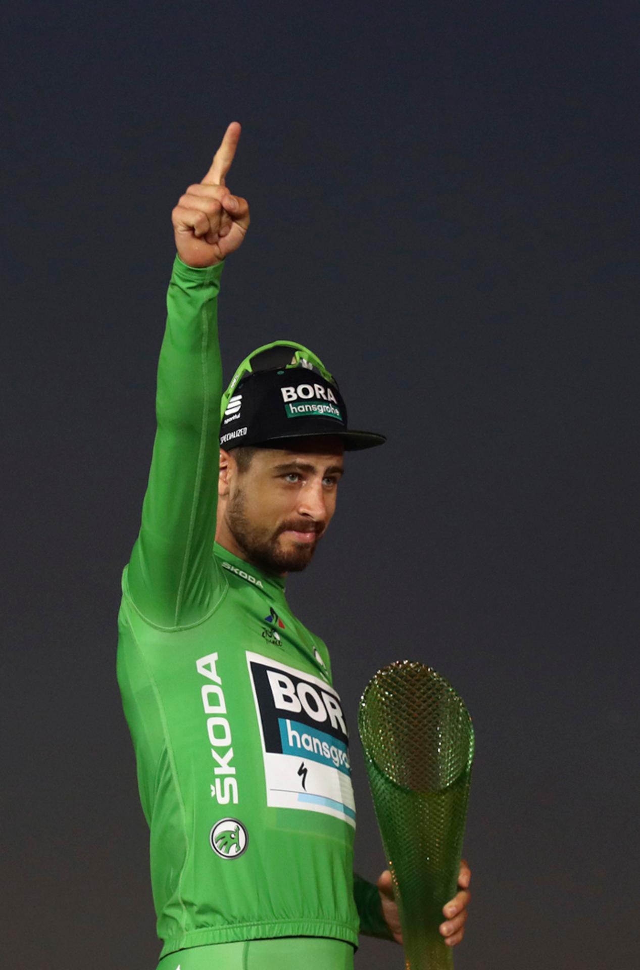 Policajt pracuje pri rekonštrukcii streľby na gastronomickom festivale v Kalifornii.