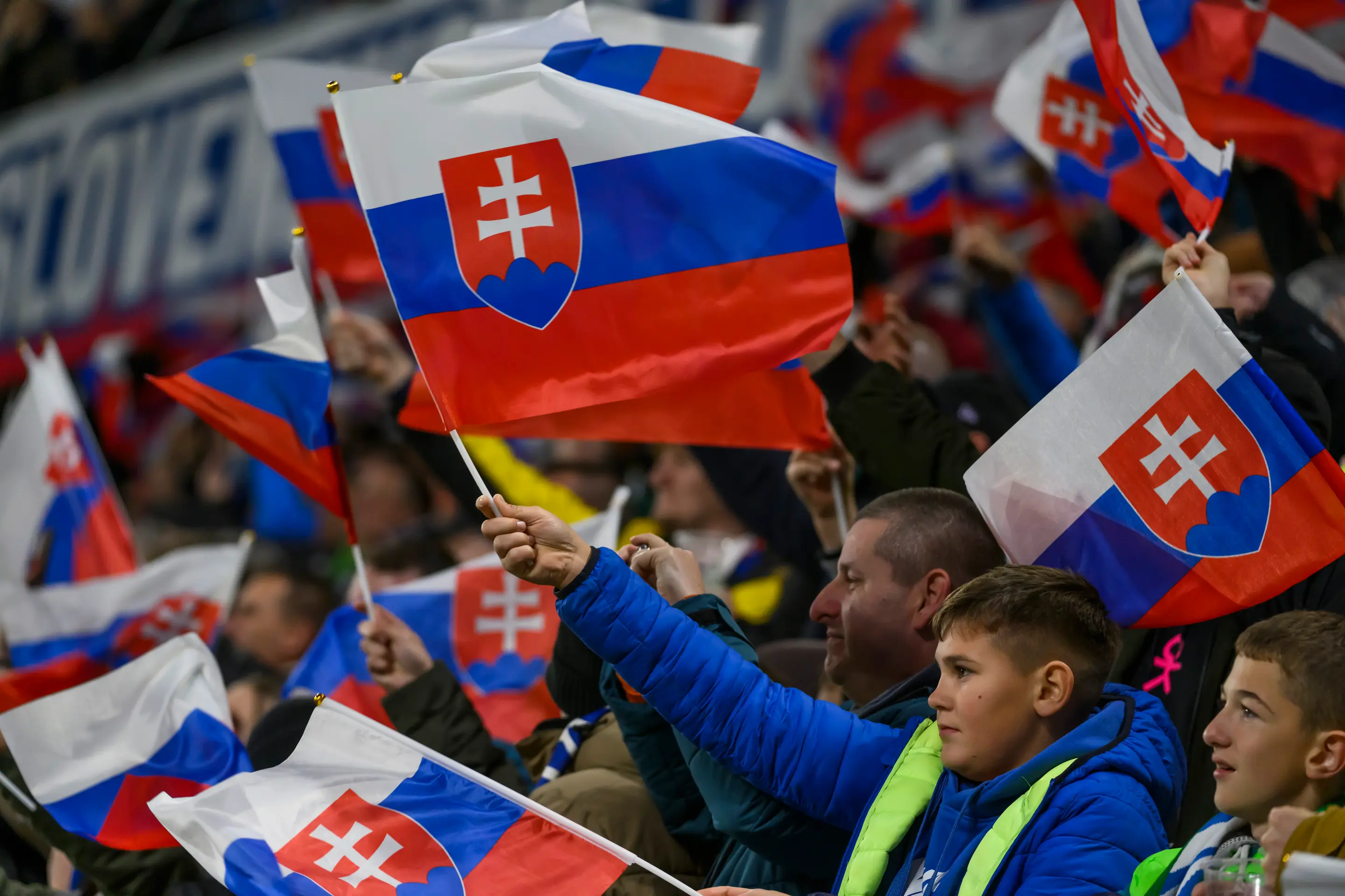 Fanúšikovia oslavujú gól v zápase kvalifikácie ME 2024 proti Islandu.