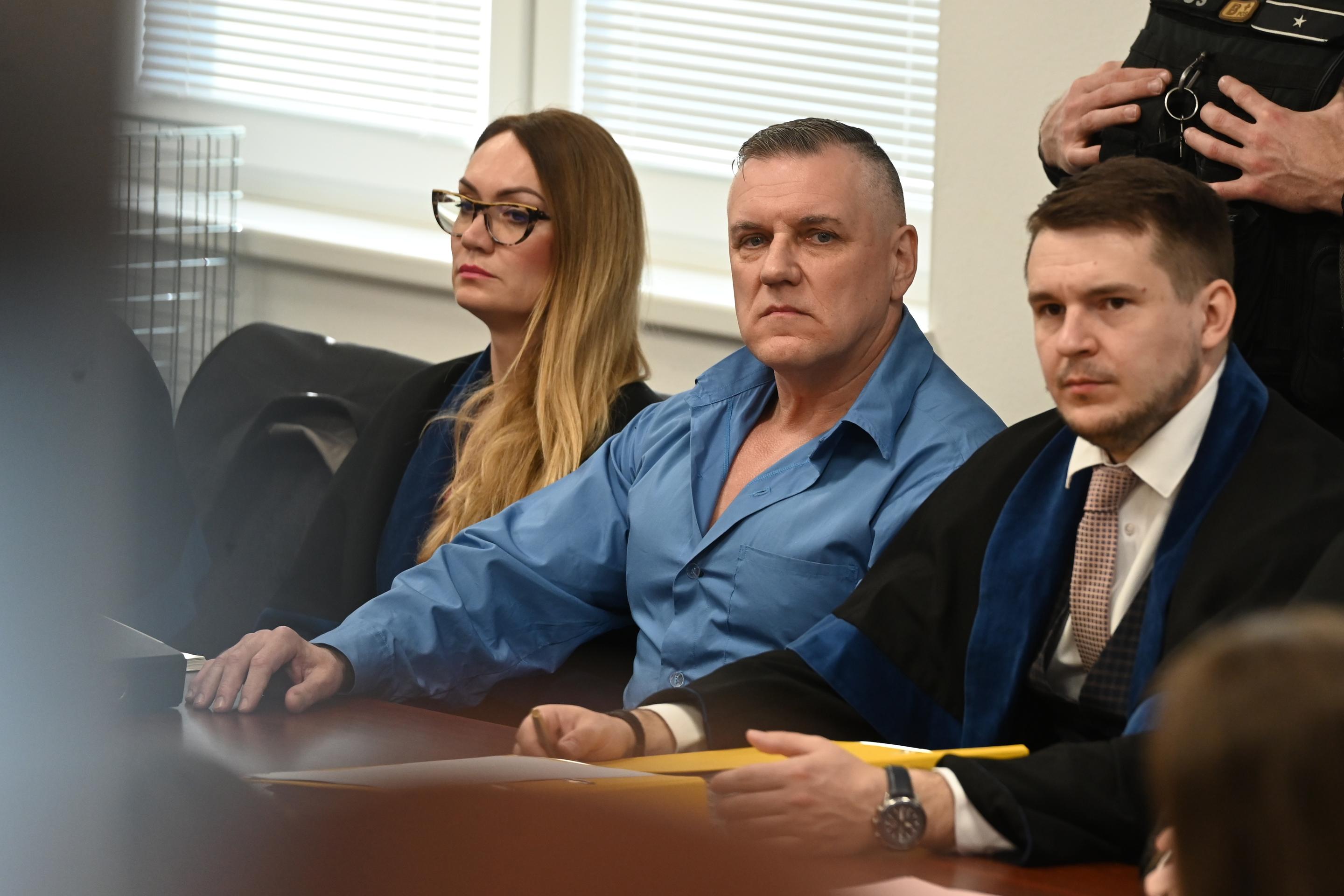 Mikuláš Černák sedí v pojednávacej miestnosti na súde v Piešťanoch.