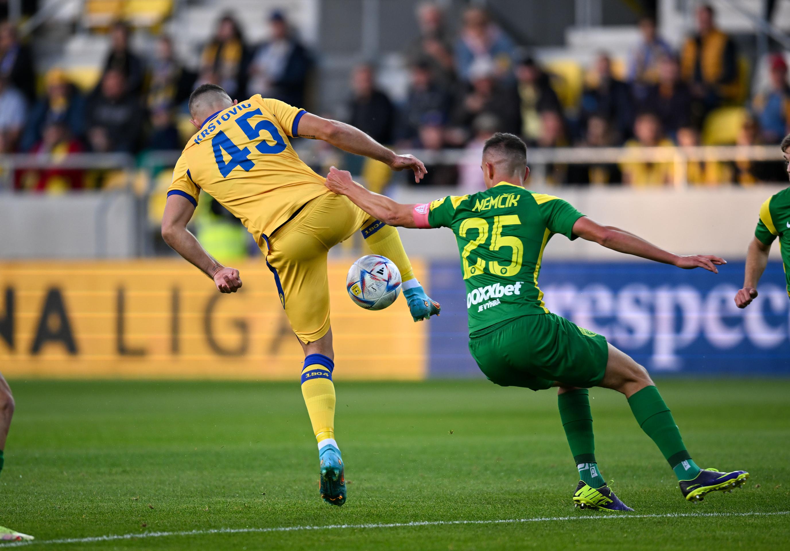 Zľava Nikola Krstovič (DAC) a Tomáš Nemčík (MŠK) v zápase 13. kola Fortuna ligy.