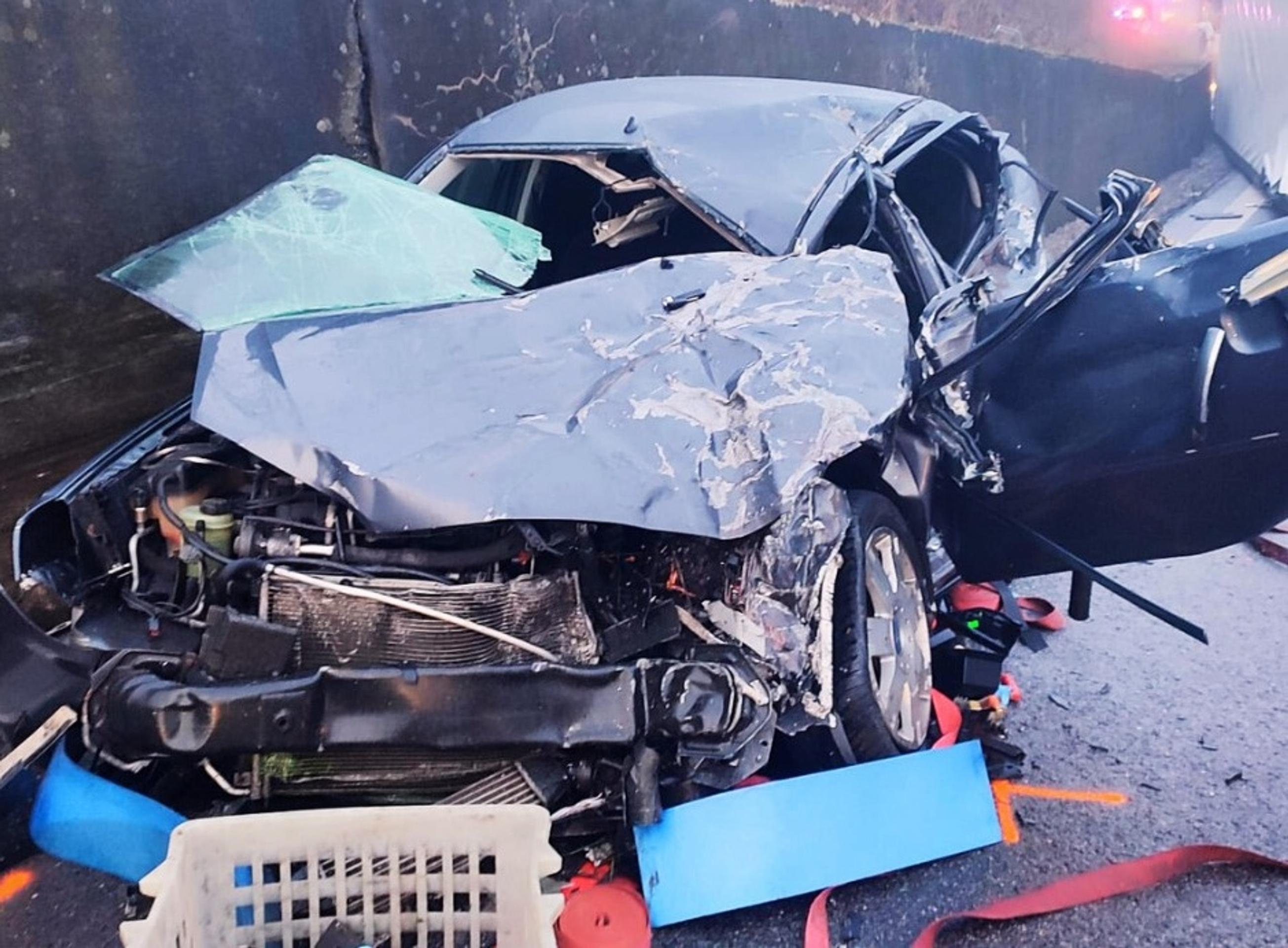 Pohľad na poškodené auto.