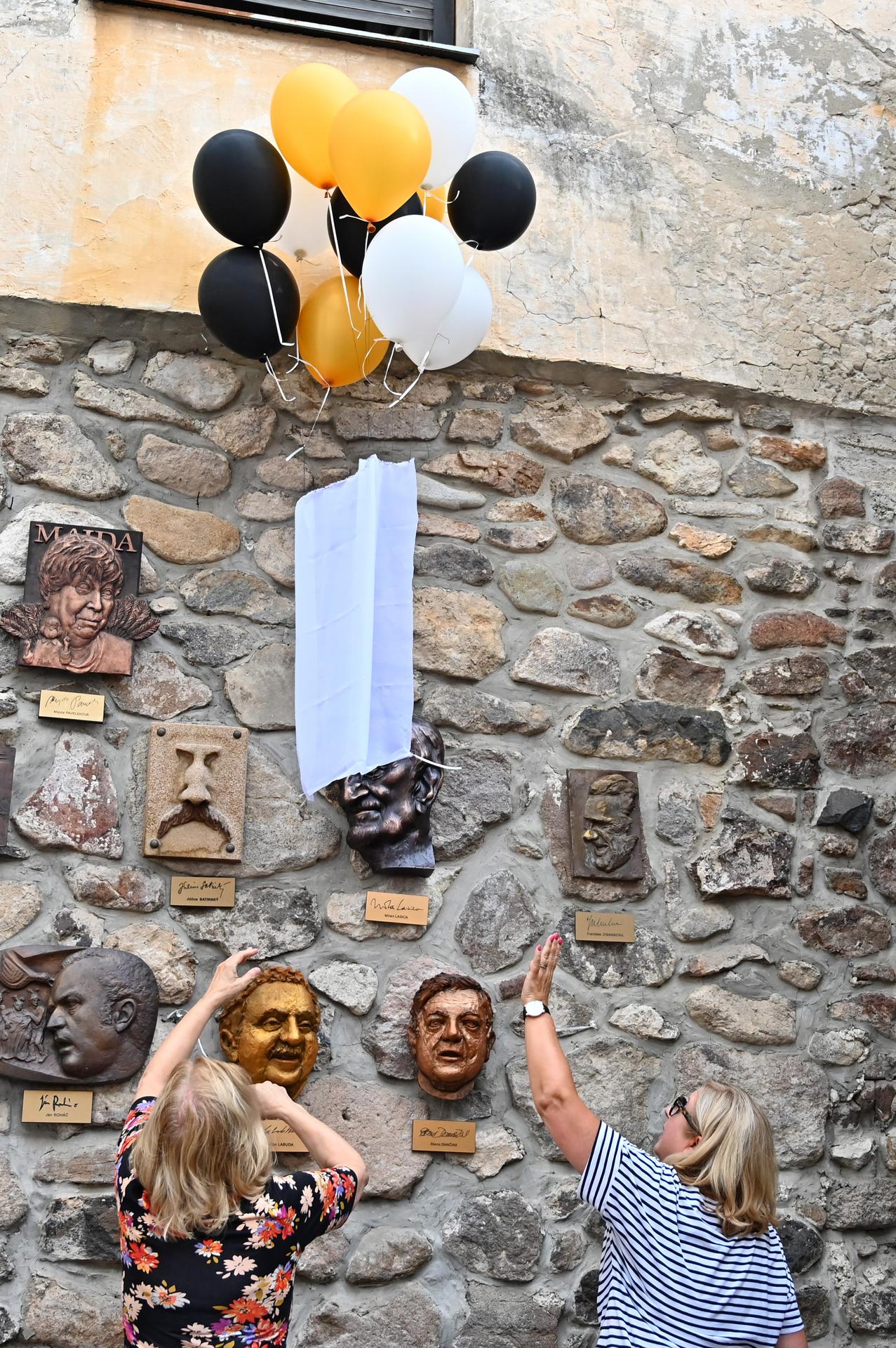 Magda Vášáryová (vľavo) a Elena Vacvalová odhaľujú umelecký reliéf Milana Lasicu.