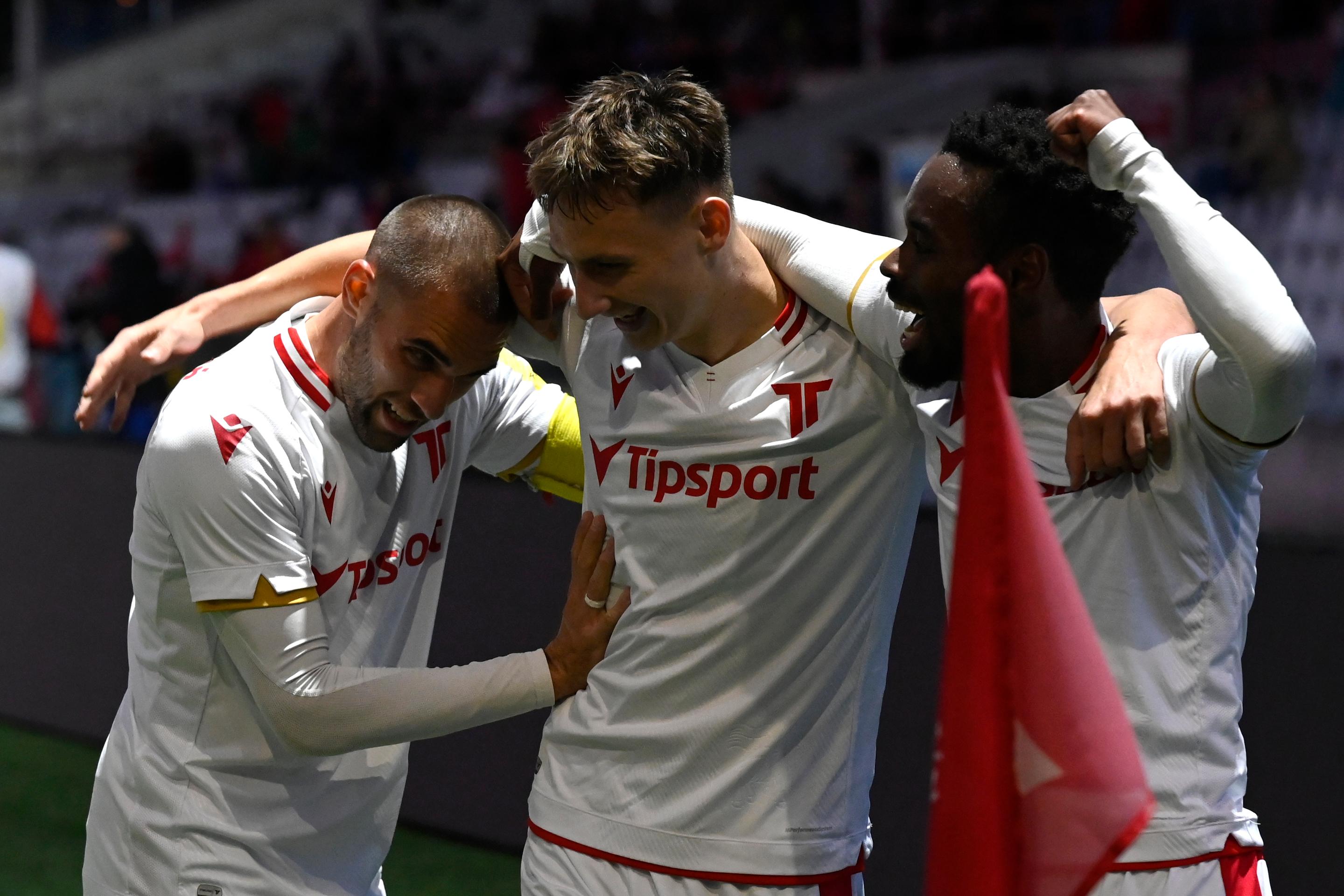 Zľava Filip Bainovič, Dominik Hollý a Eynel Domingos (všetci Trenčín) oslavujú gól v zápase 13. kola Fortuna ligy proti Slovanu.