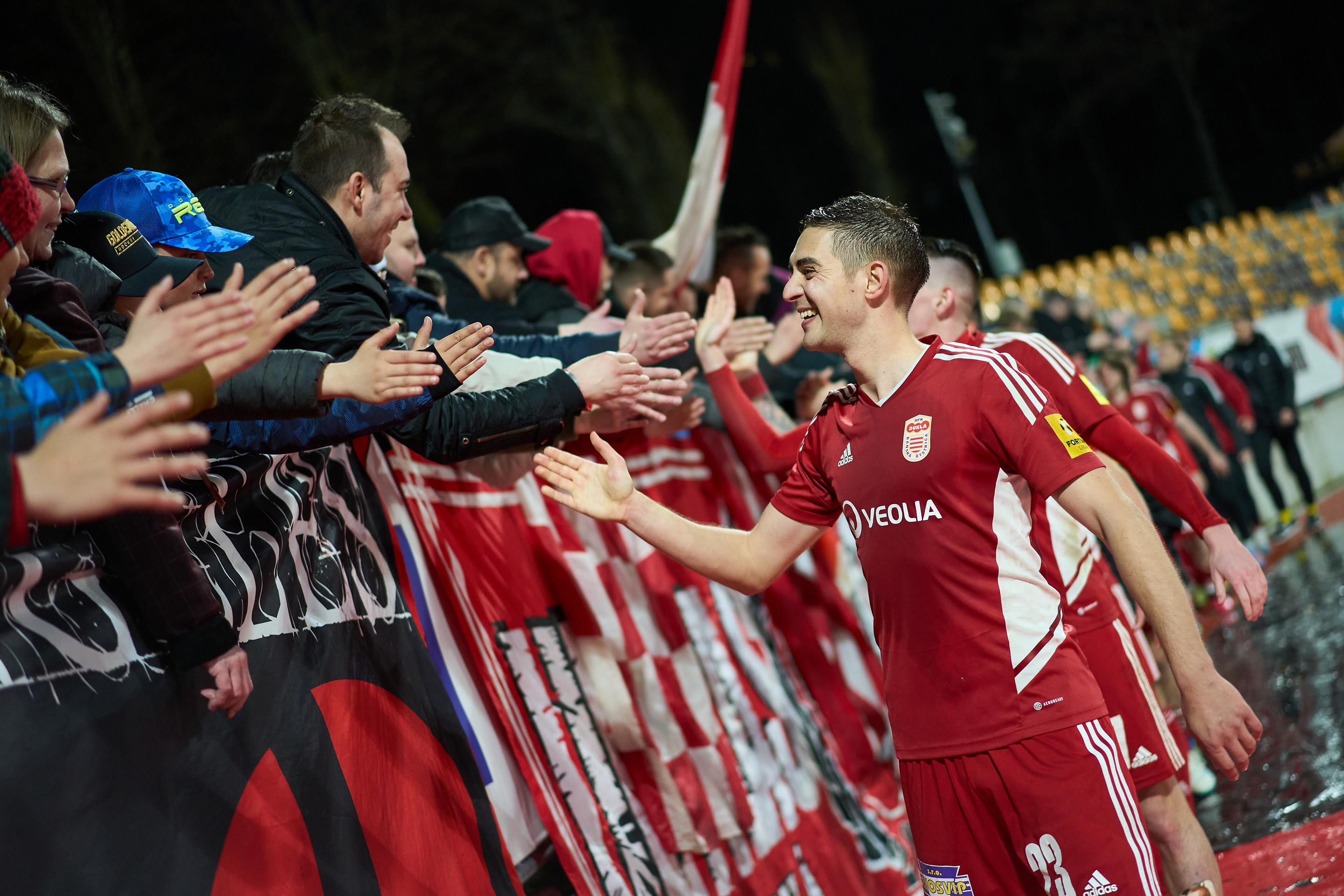 Michal Faško oslavuje s fanúšikmi triumf nad Podbrezovou.