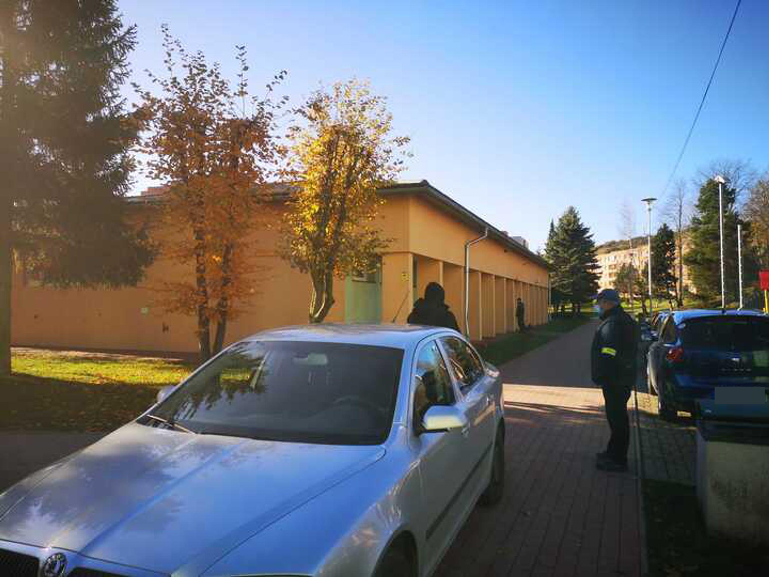 Plot, ktorý preliezol zlodej a vykradol odberné miesto v tvrdošínskej MŠ.