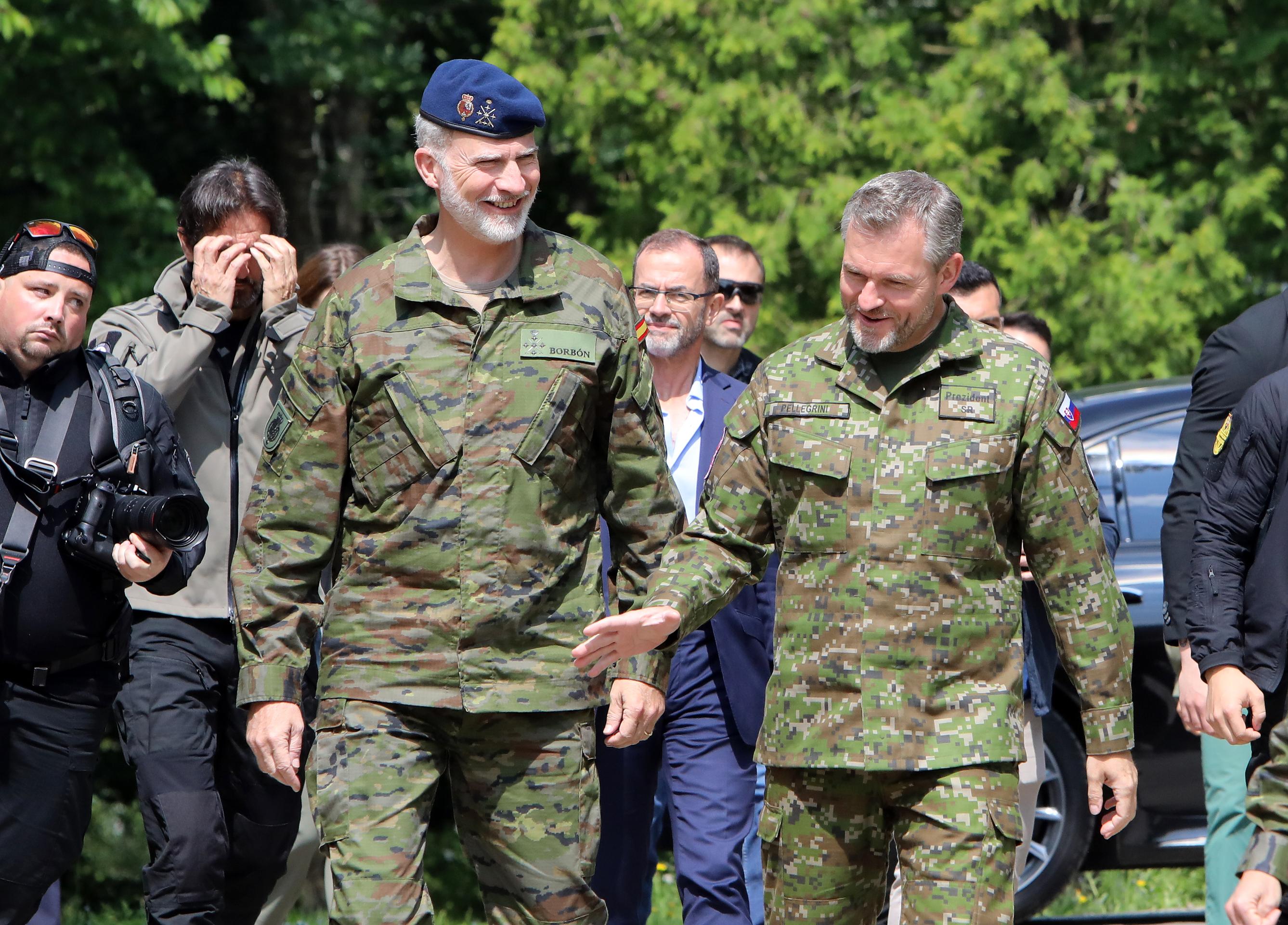 Španielsky kráľ Filip VI. (tretí zľava) a prezident SR Peter Pellegrini (vpravo) prichádzajú do centra výcviku Lešť