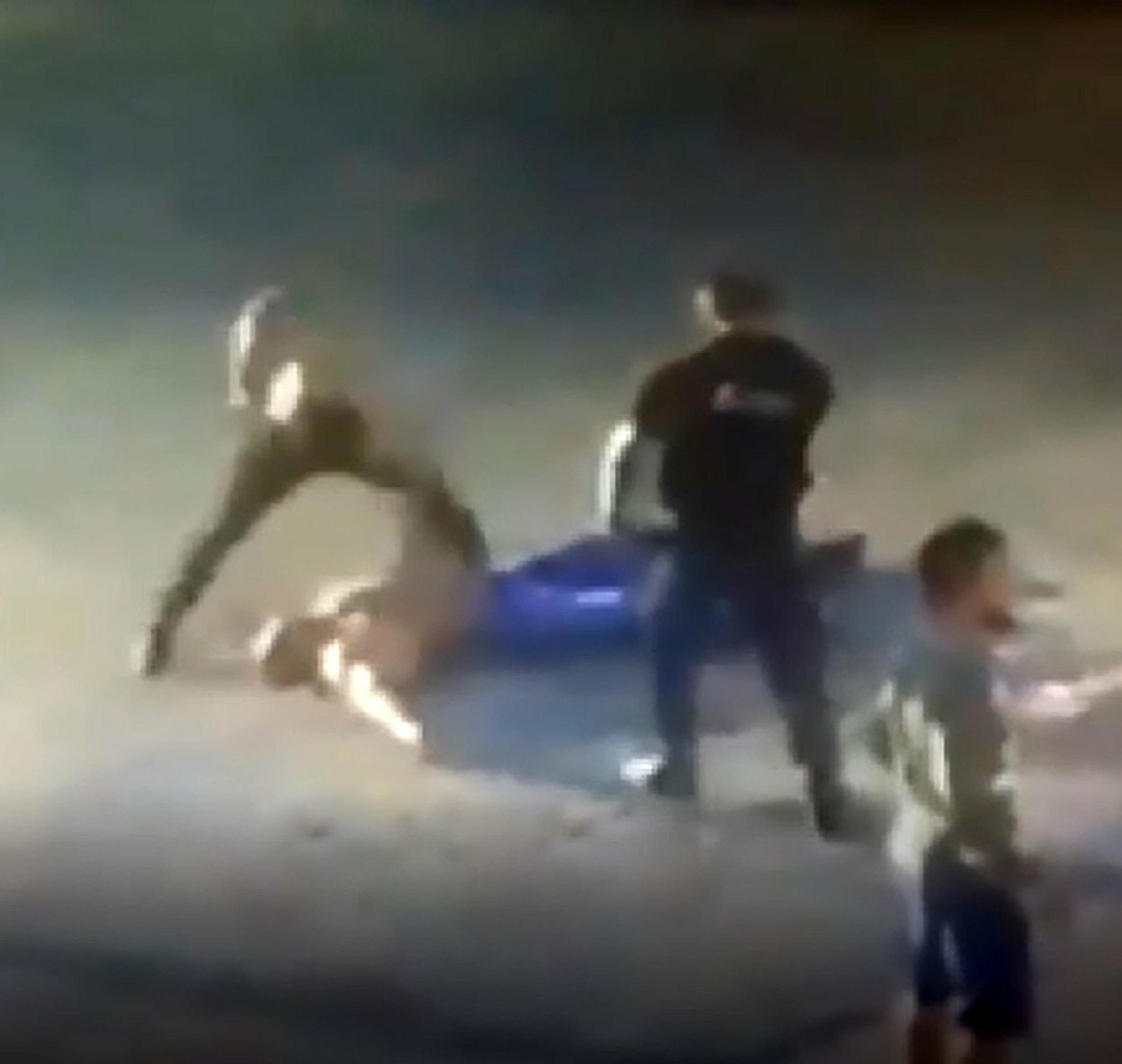 Anar Allahkveranov mláti beuvládne ležiaceho Andreja Dračeva.