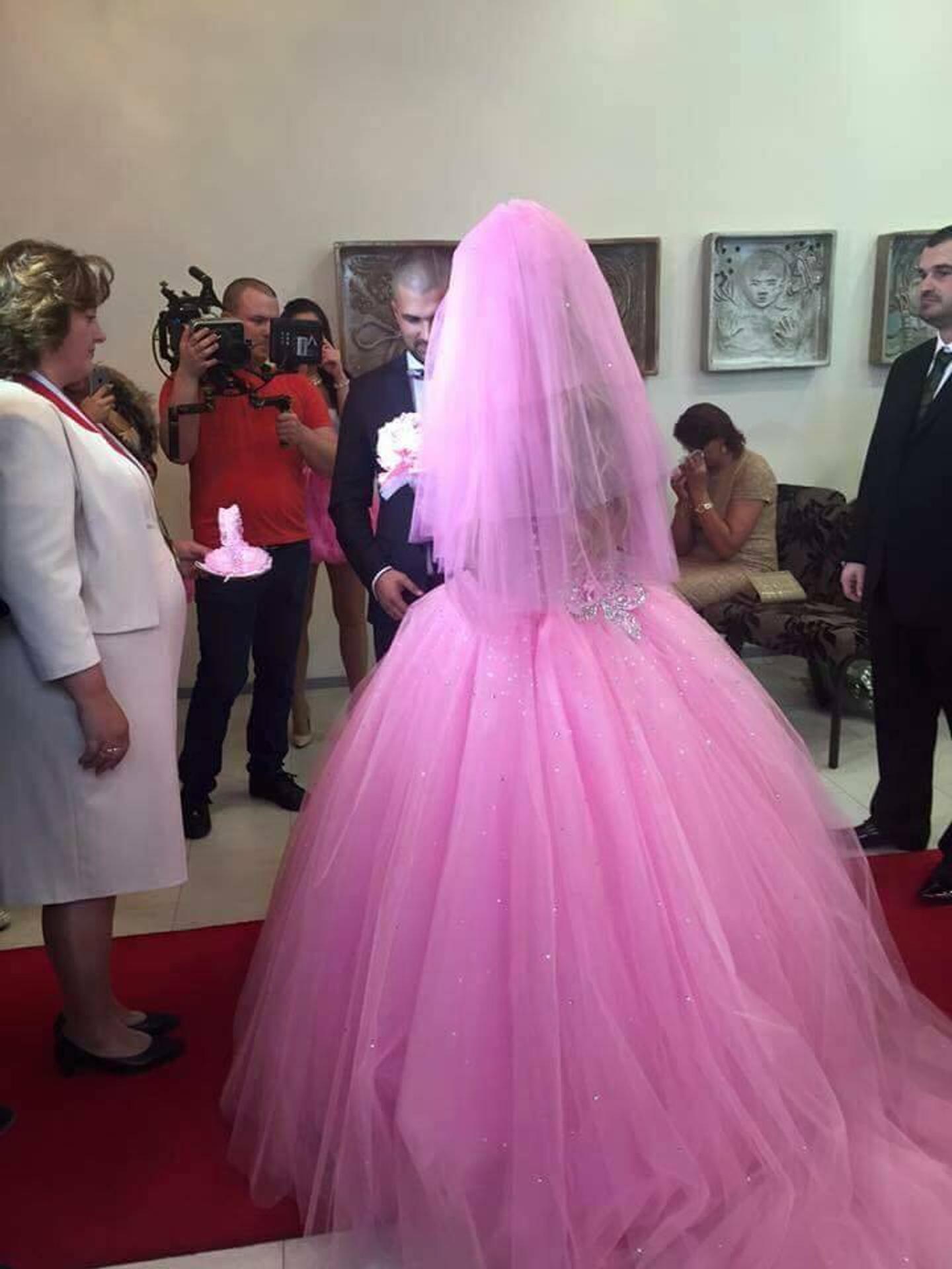 Zuzana sa vydávala v ružových svadobných šatách.