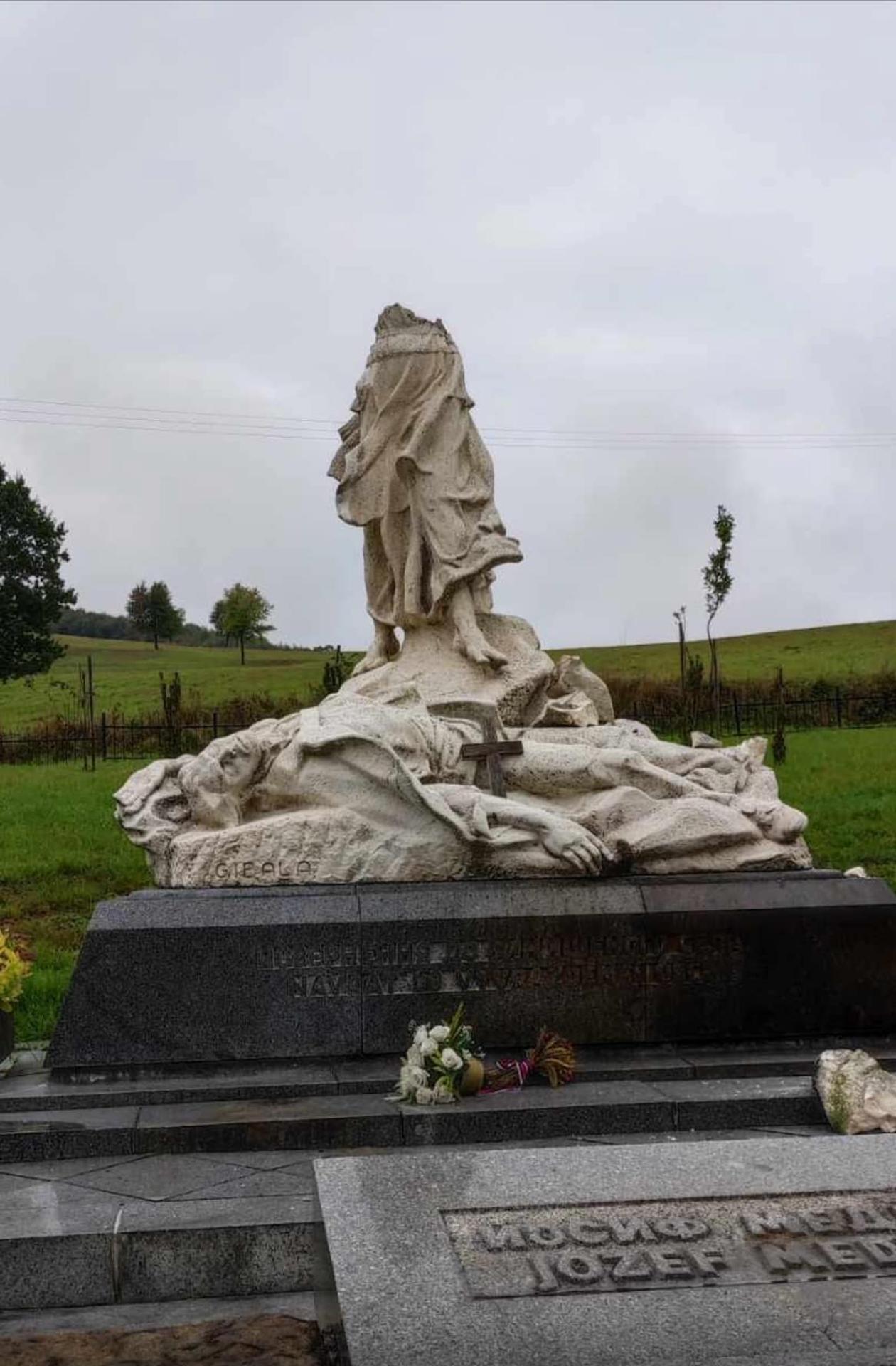 Zničený pamätník s názvom Návrat po zemetrasení