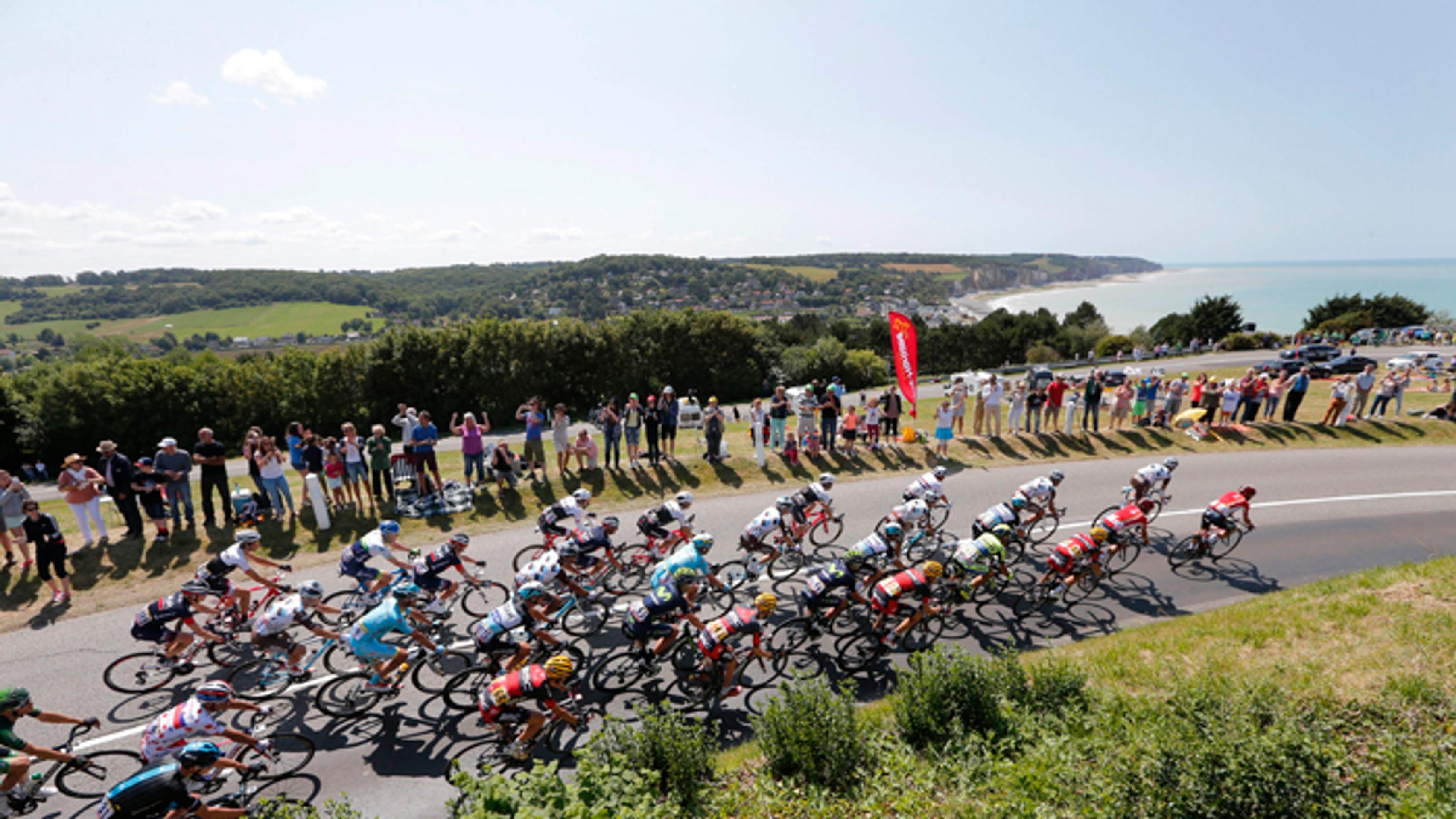 Pelotón počas 6. etapy TdF z Abbeville do Le Havre.