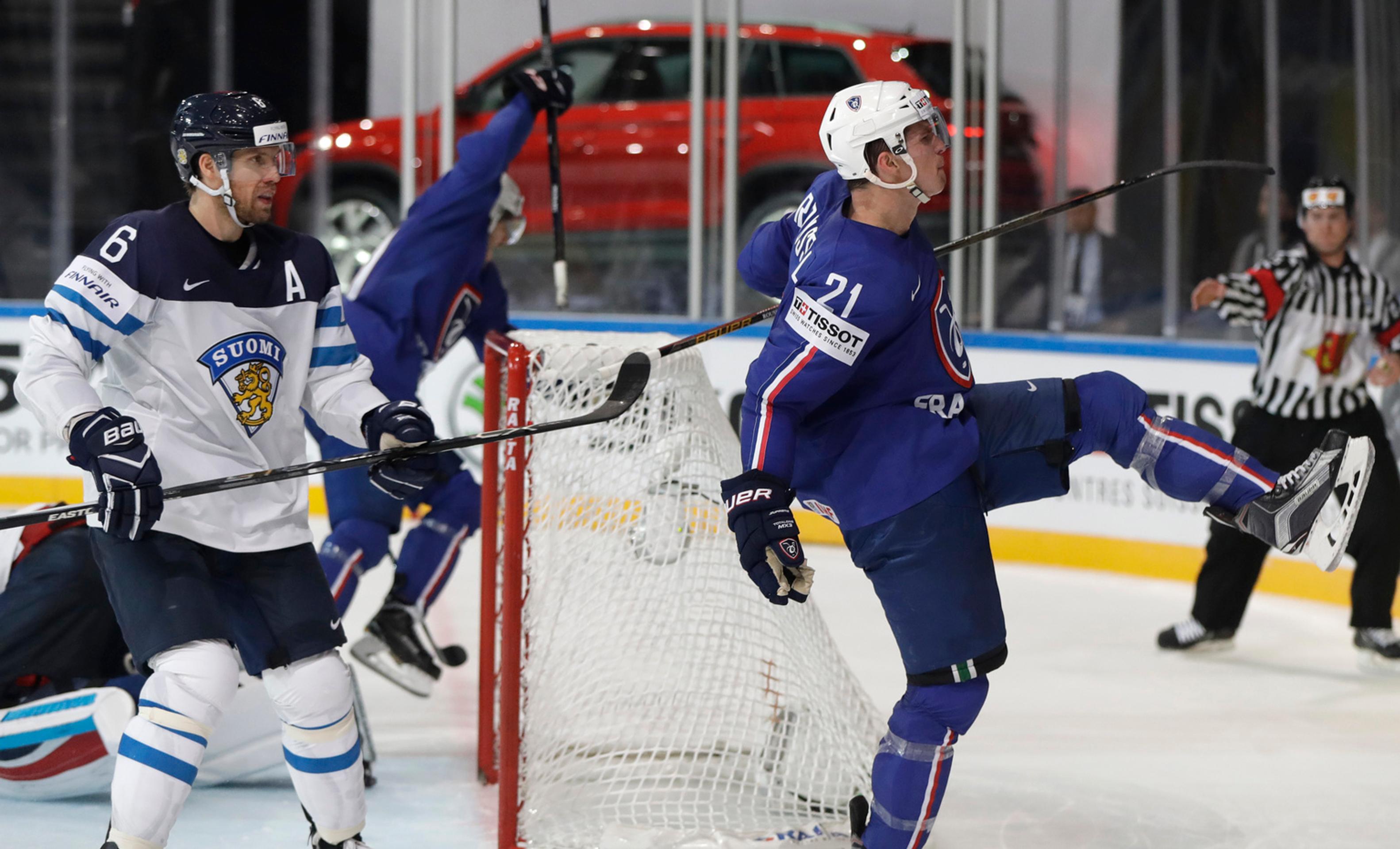 Fín Topi Jaakola (vľavo) sleduje Francúza Antoinea Roussela po góle v dueli MS 2017.