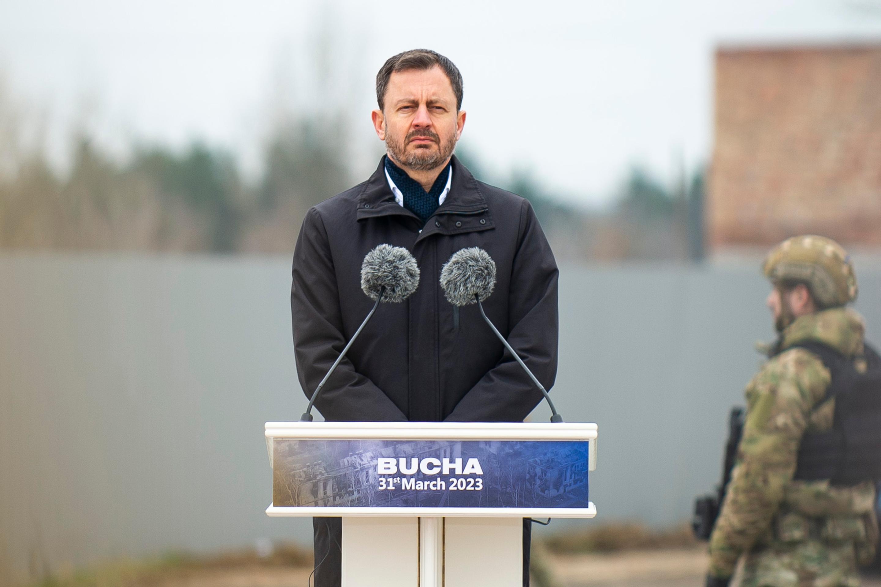 Dočasne poverený predseda vlády Eduard Heger počas pietnej ceremónie v ukrajinskom meste Buča.