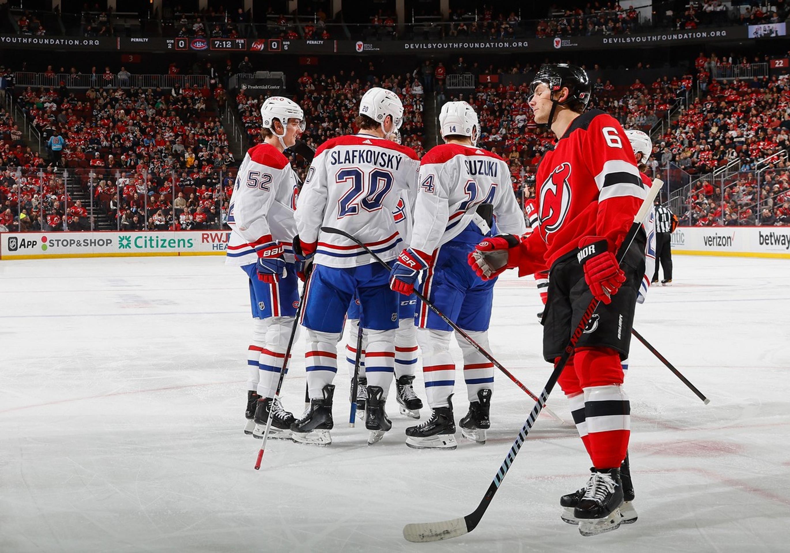 Radosť hráčov Montrealu po góle Juraja Slafkovského.