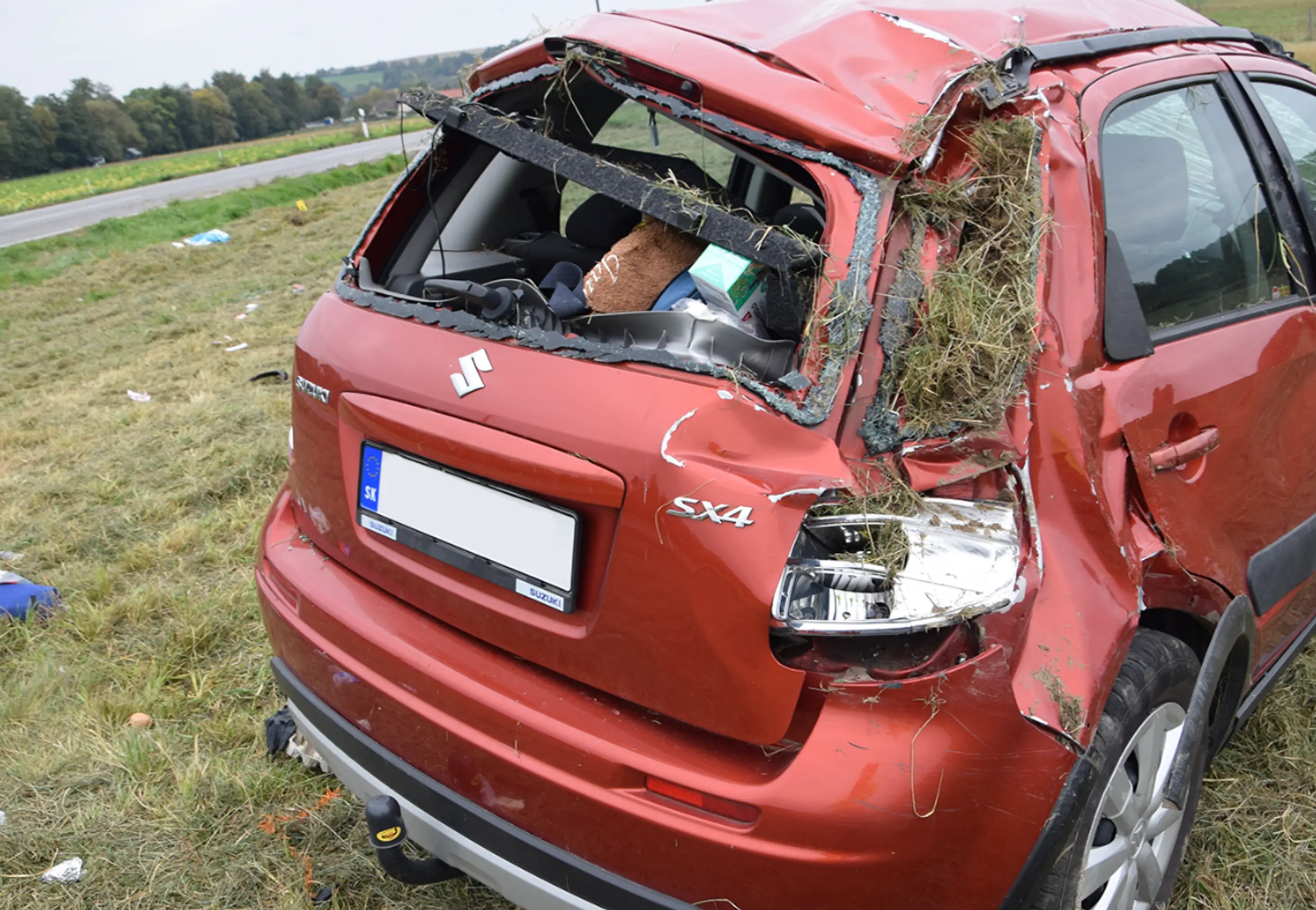Havarované auto po predchádzaní tatrovky pri obci Motešice.