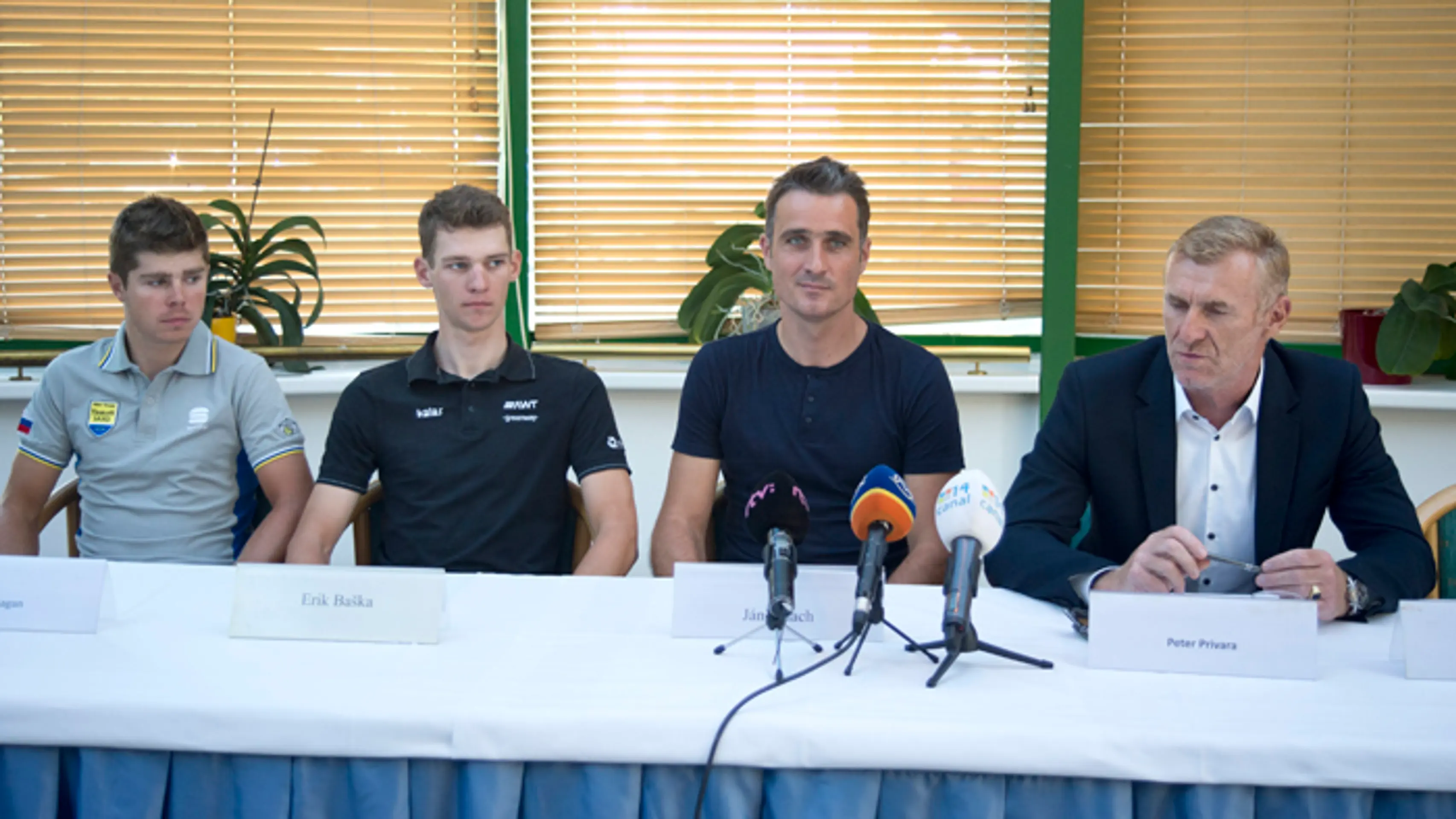 Sprava prezident Slovenského zväzu cyklistiky Peter Privara, repretréner Ján Valach, cyklisti Erik Baška a Ján Sagan.