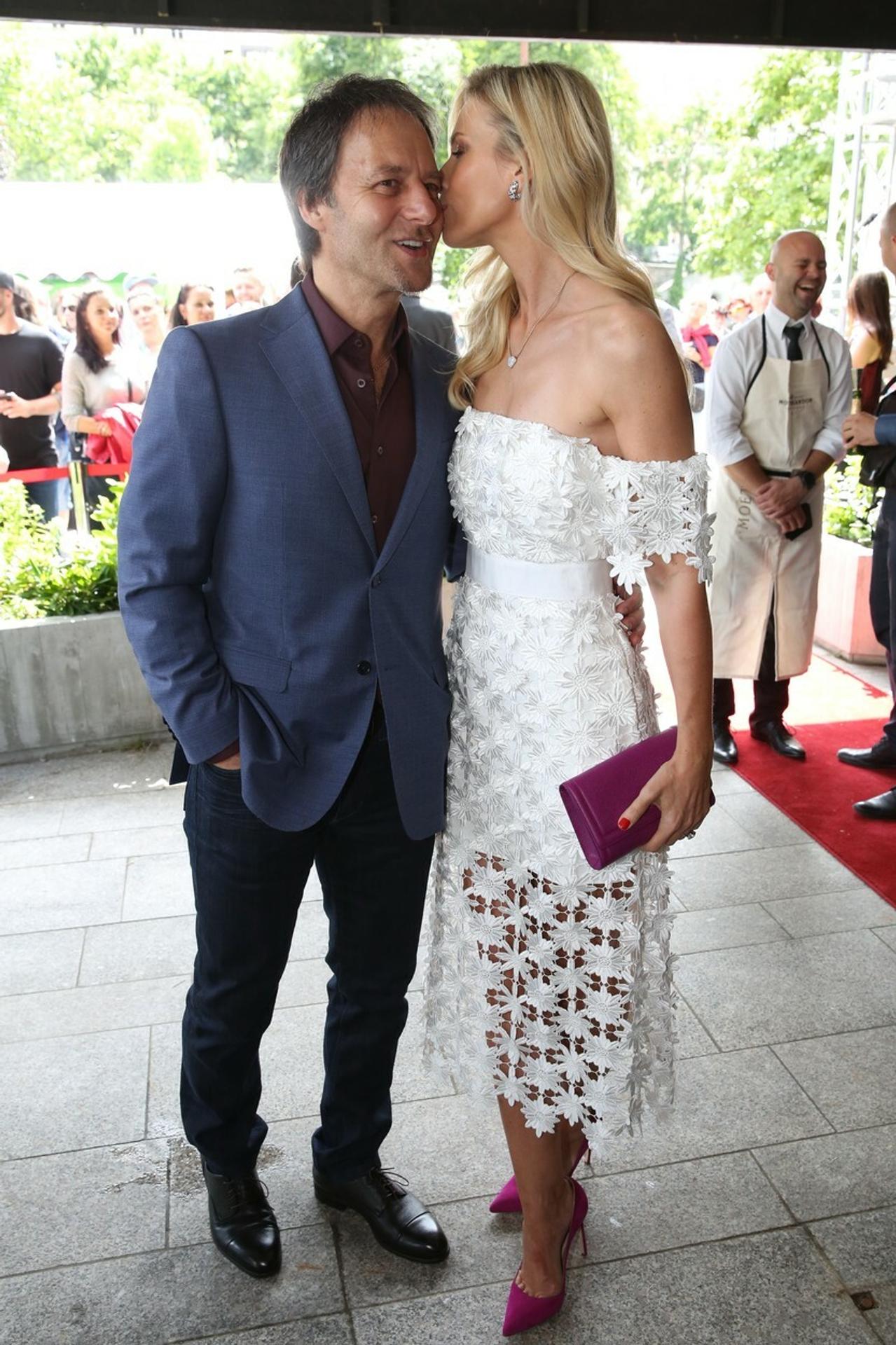 Habera s prekrásnou manželkou v Karlových Varoch. Ako z Hollywoodu