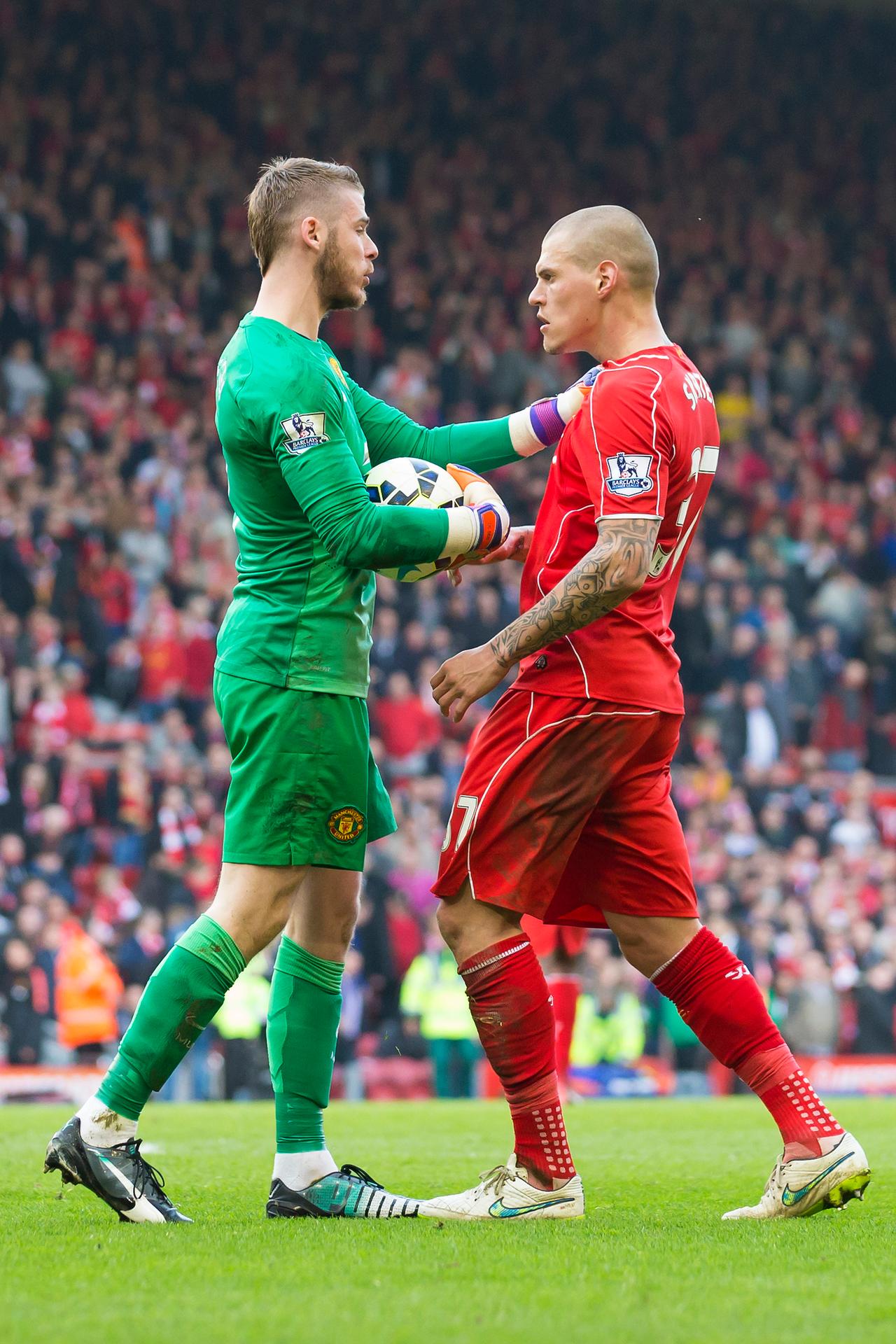 Medzi Martinom Škrtelom a Davidom de Geaom to v zápase Liverpool - Manchester United vrelo.